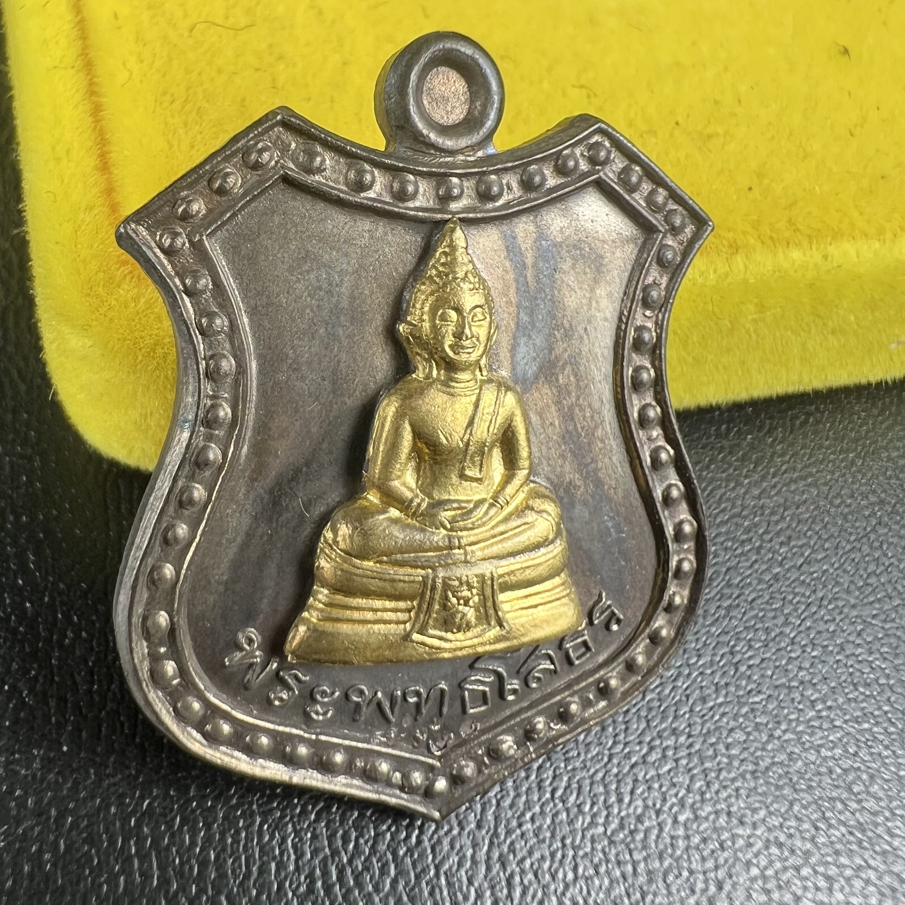 เหรียญหลวงพ่อโสธร ภปร. รุ่นกาญจนาภิเษก จัดสร้างในมงคลวโรกาสที่พระบาทสมเด็จพระเจ้าอยู่หัวรัชกาลที่9 เสด็จเถลิงถวัลย์สิริราชสมบัติ ครบ 50 ปี ในพุทธศักราช 2539 เนื้อนวโลหะหน้าทองคำ(พิธีใหญ่เข้มขลัง)1 ใน 9950 เหรียญ