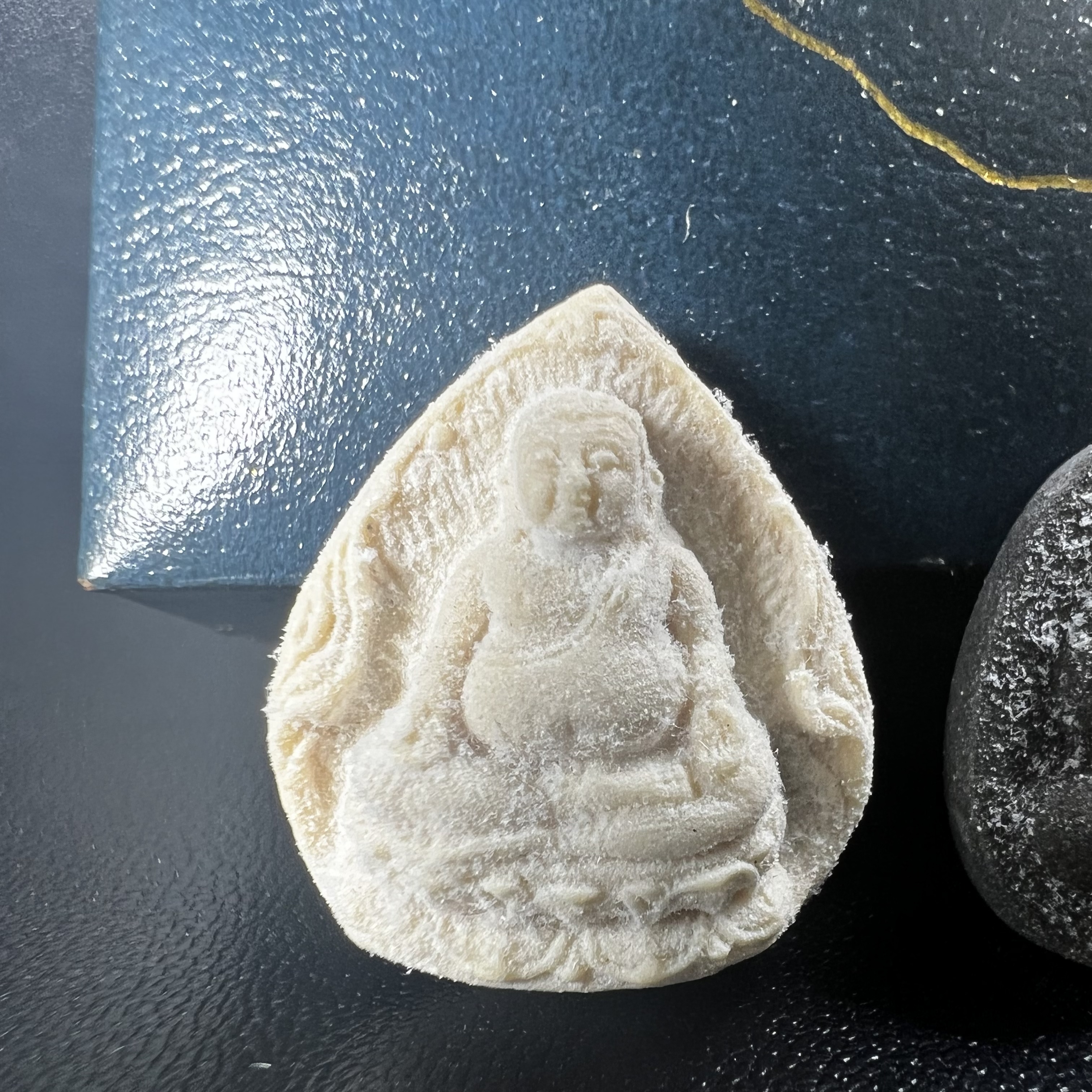 พระปิดตา รุ่นแรก ชุดกรรมการ ชุดมงคลการบำเพ็ญกุศลอายุครบ 6 รอบ(72 พรรษา) สมเด็จพระญาณสังวร วัดบวรนิเวศวิหาร วันที่ 2-3 ตุลาคม 2528 (1ชุดประกอบด้วยพระเนื้อผง 4 รายการ)ชุดกรรมการพร้อมกล่องบรรจุเดิมครบสมบูรณ์(หายาก)