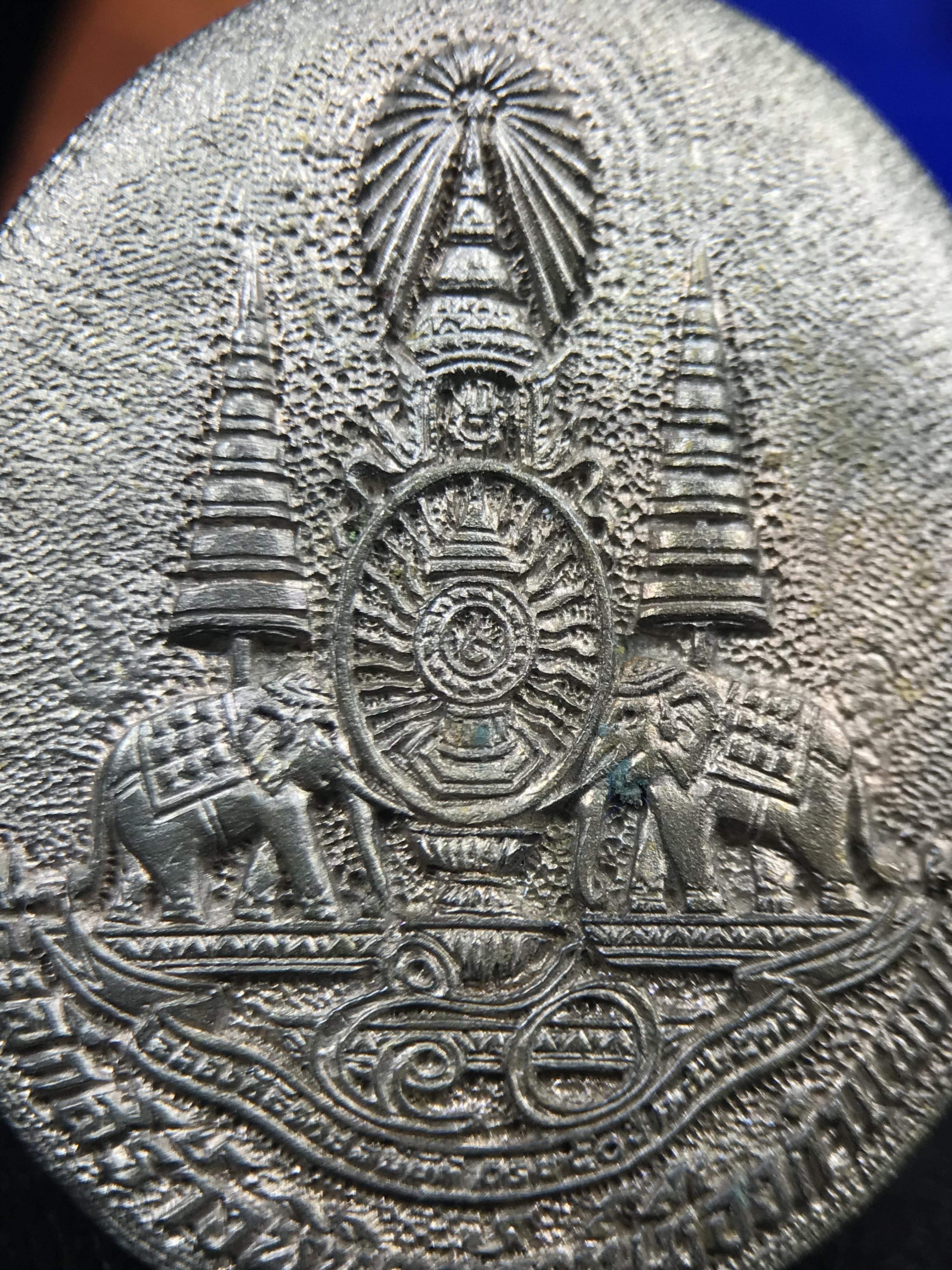 เหรียญรูปเหมือนพระญาณวิทยาคมเถร (หลวงพ่อคูณ ปริสุทโธ)ชุดกาญจนาภิเษกครองราชย์ครบ 50 ปี วัดบวรนิเวศวิหาร ปี 2538 เหรียญหล่อเนื้อนวโลหะ(พิเศษกรรมการมีรอยจาร ตอกโค๊ดหมายเลข ๓๒๗)(หายากพบเจอน้อยมาก)(พร้อมกล่องบรรจุเดิมลายไม้สีน้ำตาลมีตรากาญจนา) พิธีใหญ่