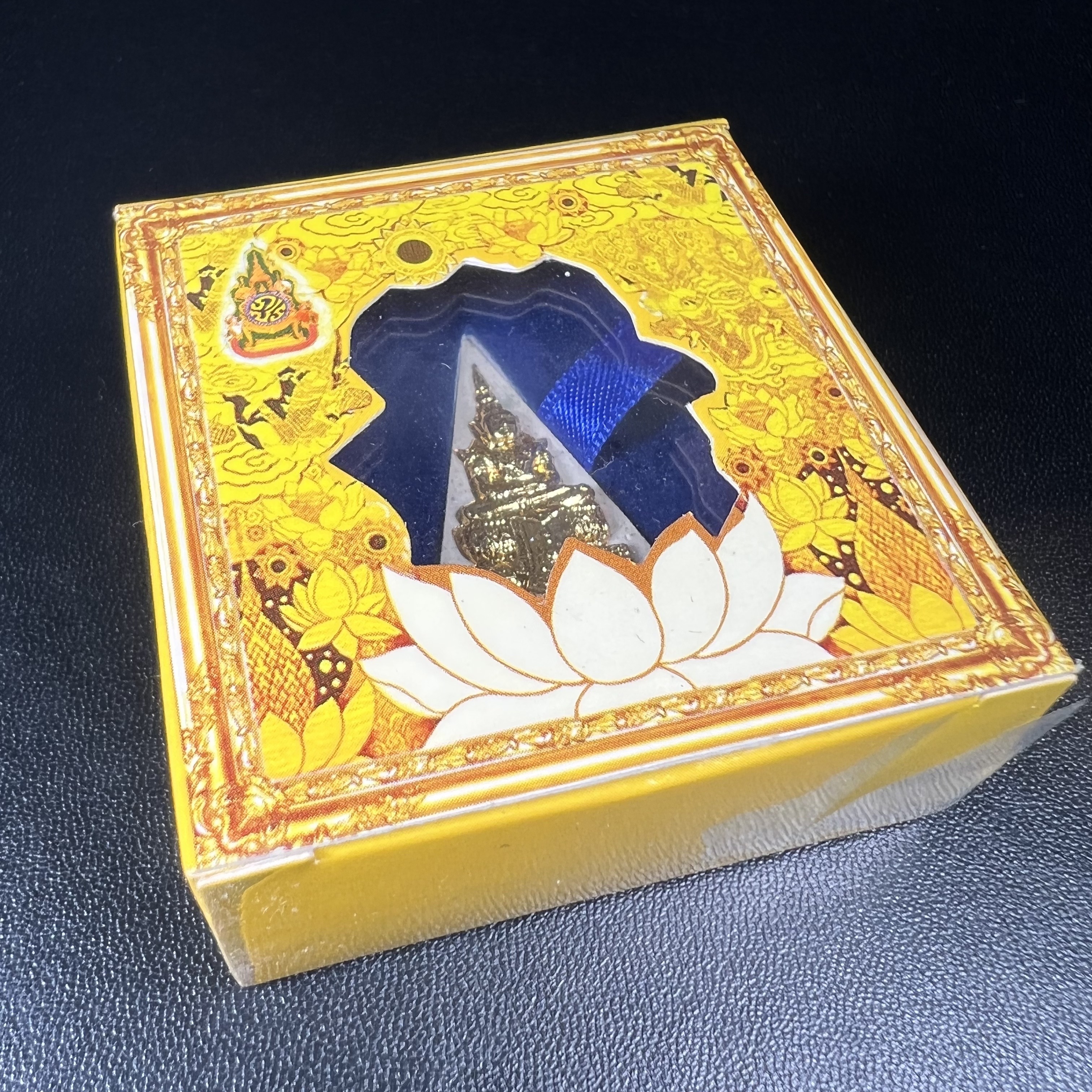 พระแก้วมรกต(จำลอง)ทรงเครื่องฤดูร้อน พระผงบูชา ด้านหน้าปิดทอง ด้านหลังตราสัญลักษณ์ฉลองสิริราชสมบัติครบ 60ปี เนื้อเงินขึ้นสีรุ้งธรรมชาติสร้างสรรค์งดงาม(รุ่นนี้ได้พระราชทานเส้นพระเจ้า(เส้นผม)รัชกาลที่9ในการจัดสร้าง)