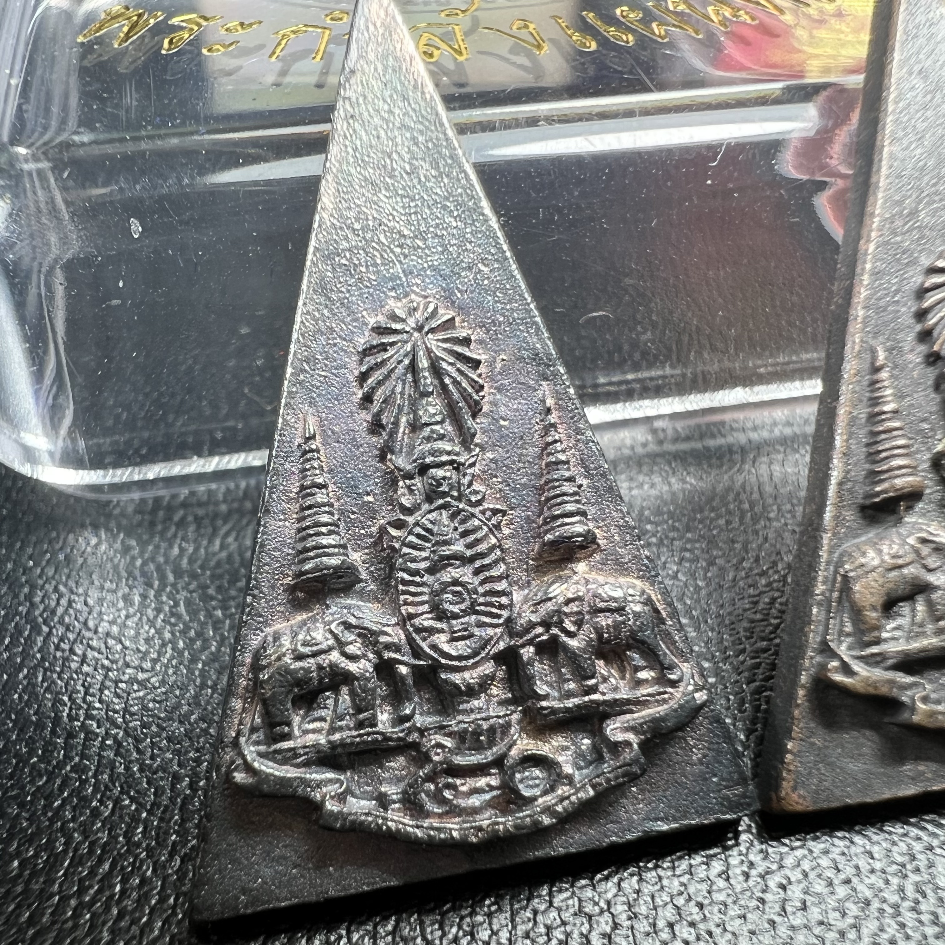 พระกำลังแผ่นดิน (สมเด็จจิตรลดา2) จัดสร้างเฉลิมพระเกียรติ ร.9 ครองราชย์ 50 ปี 2539 เนื้อเงิน(ผิวเดิมกลับดำ รุ้งๆสวย)+เนื้อนวโลหะ(สร้างน้อยหายาก)พร้อมกล่องบรรจุเดิมครบสมบูรณ์(1ใน2539องค์)