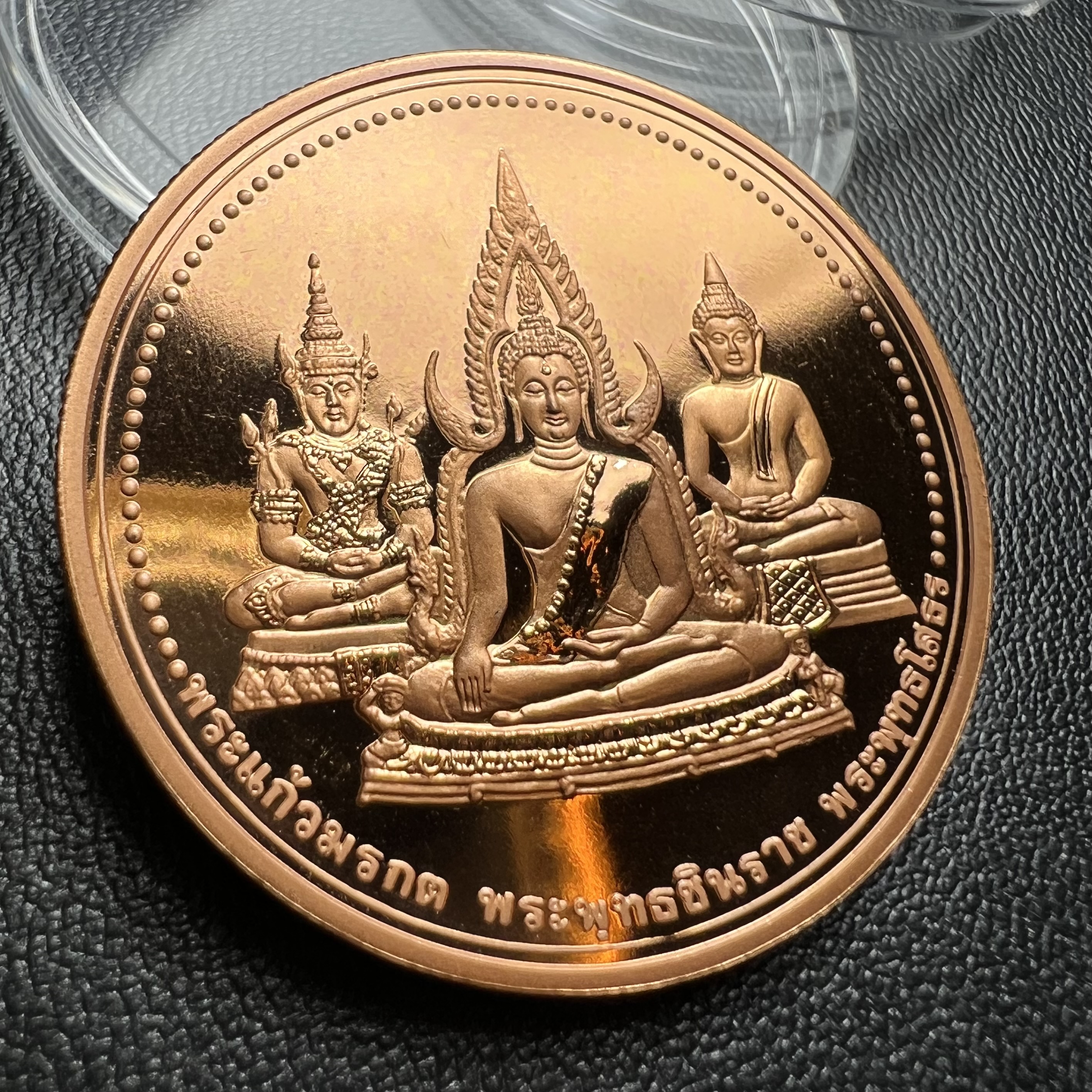 เหรียญพระแก้วมรกต พระพุทธชินราช พระพุทธโสธร รุ่นพุทธบารมี ปี 2540 เนื้อทองแดงขัดเงา พิธีพุทธาภิเษก 2 พิธี มหามงคล (พระพุทธคู่บ้านคู่เมือง รูปแบบเหรียญสวยงดงามมาก พิธีใหญ่ เป็นที่นิยม)