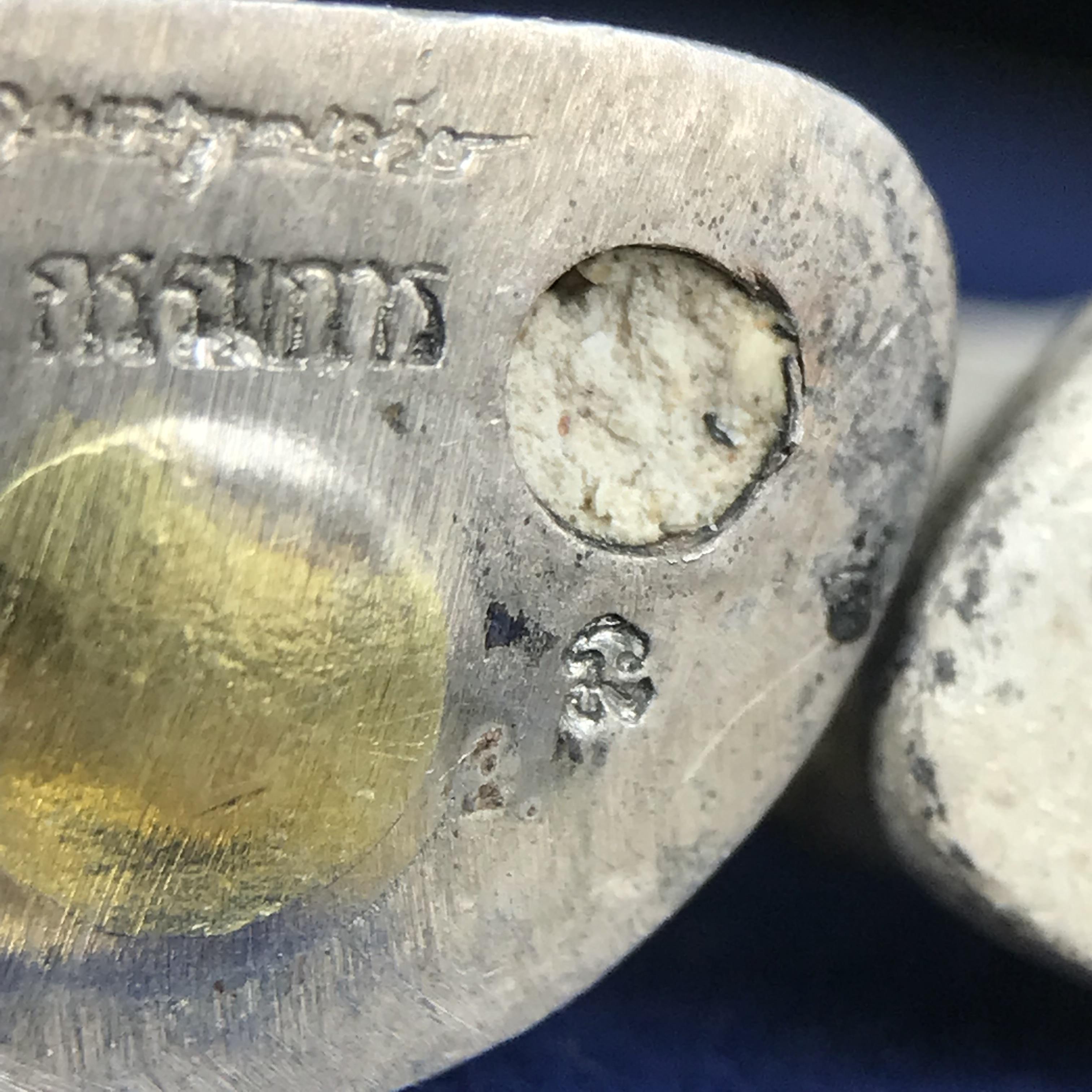 พระกริ่ง-พระชัยวัฒน์ ไพรีพินาศ ญสส.รุ่น นวฤทธิ์โภคทรัพย์ ปี 2544 อุดผงพุทธคุณ บรรจุมวลสารจิตรลดา และเส้นพระเกศาของสมเด็จพระญาณสังวร พระสังฆราชฯ พร้อมกล่องบรรจุเดิม เนื้อเงิน ก้นทองคำ(พิมพ์กรรมการ)ชุดหมายเลข ๒(1ใน 89 ชุด) หายากพบเจอน้อยมาก