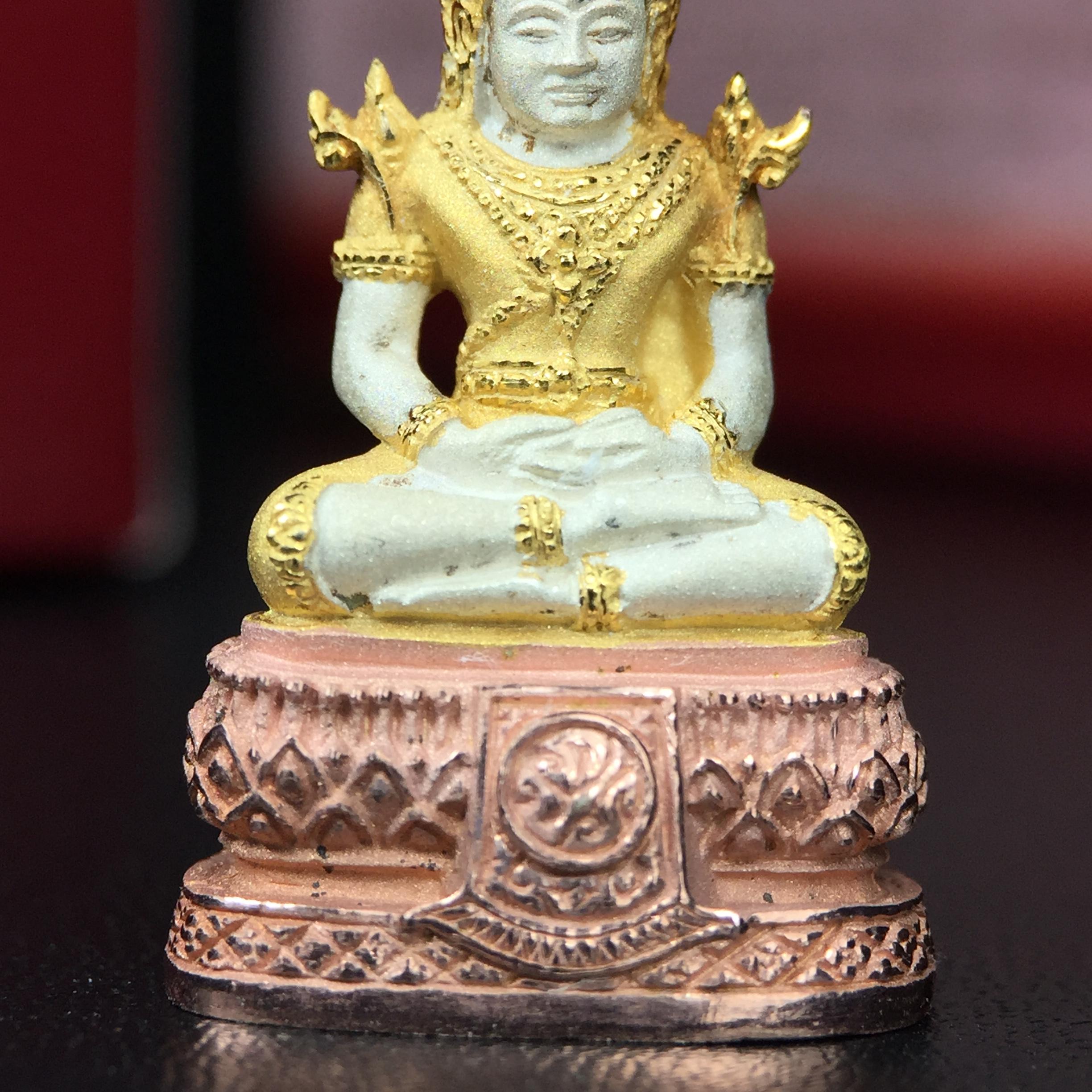 พระแก้วมรกต ภปร.(รุ่นแรก) ปี2545 รุ่นฉลองกรุงรัตนโกสินทร์ครบ 220 ปี พิมพ์ลอยองค์ใหญ่ เนื้อเงินบริสุทธิ์ 92.5% (สามกษัตริย์) ขนาด 19*35 มม. พร้อมกล่องบรรจุดิม สวยครบสมบูรณ์