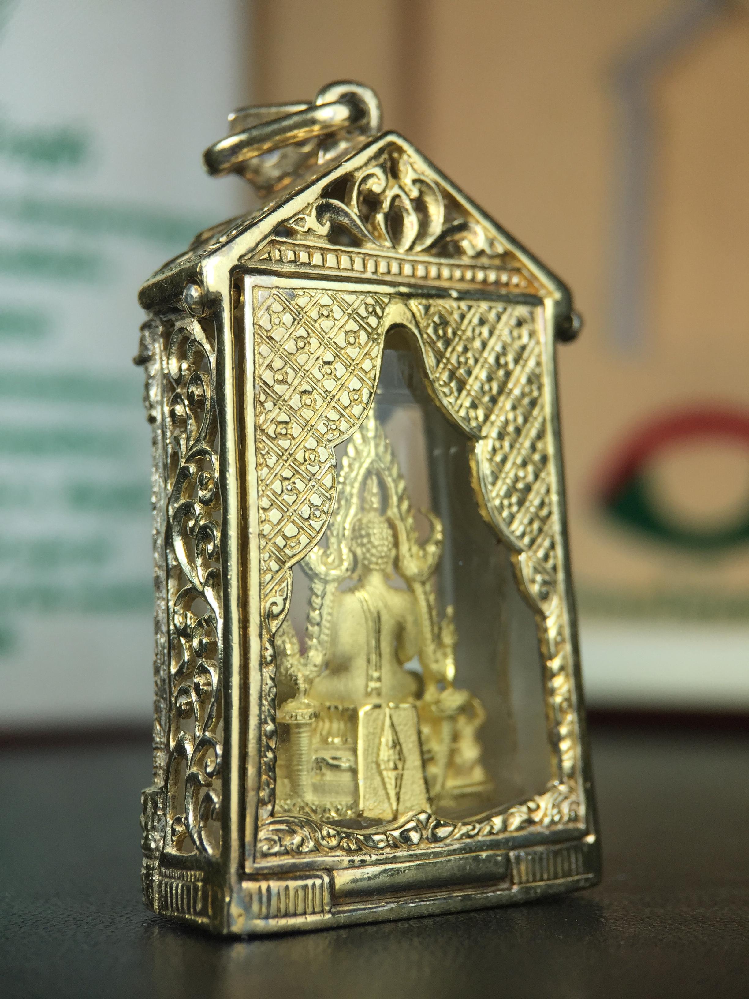 พระพุทธชินราช ภปร. ในวโรกาสเฉลิมพระชนมายุ6รอบ 5ธันวาคม2542 มูลนิธิพิทักษ์ดวงตาประชาชน จัดสร้าง พิมพ์กลาง ขนาดสูง 2.4 ซม. องค์พระเนื้อเงินแบบชุบทองประกายเพชร 3 ไมครอนพร้อมกรอบตลับเงินชุบทองคำบริสุทธิ์ 3 ไมครอน ประดับเพชร CZเกรดนอกพร้อมกล่องบรรจุเดิม(หายาก)