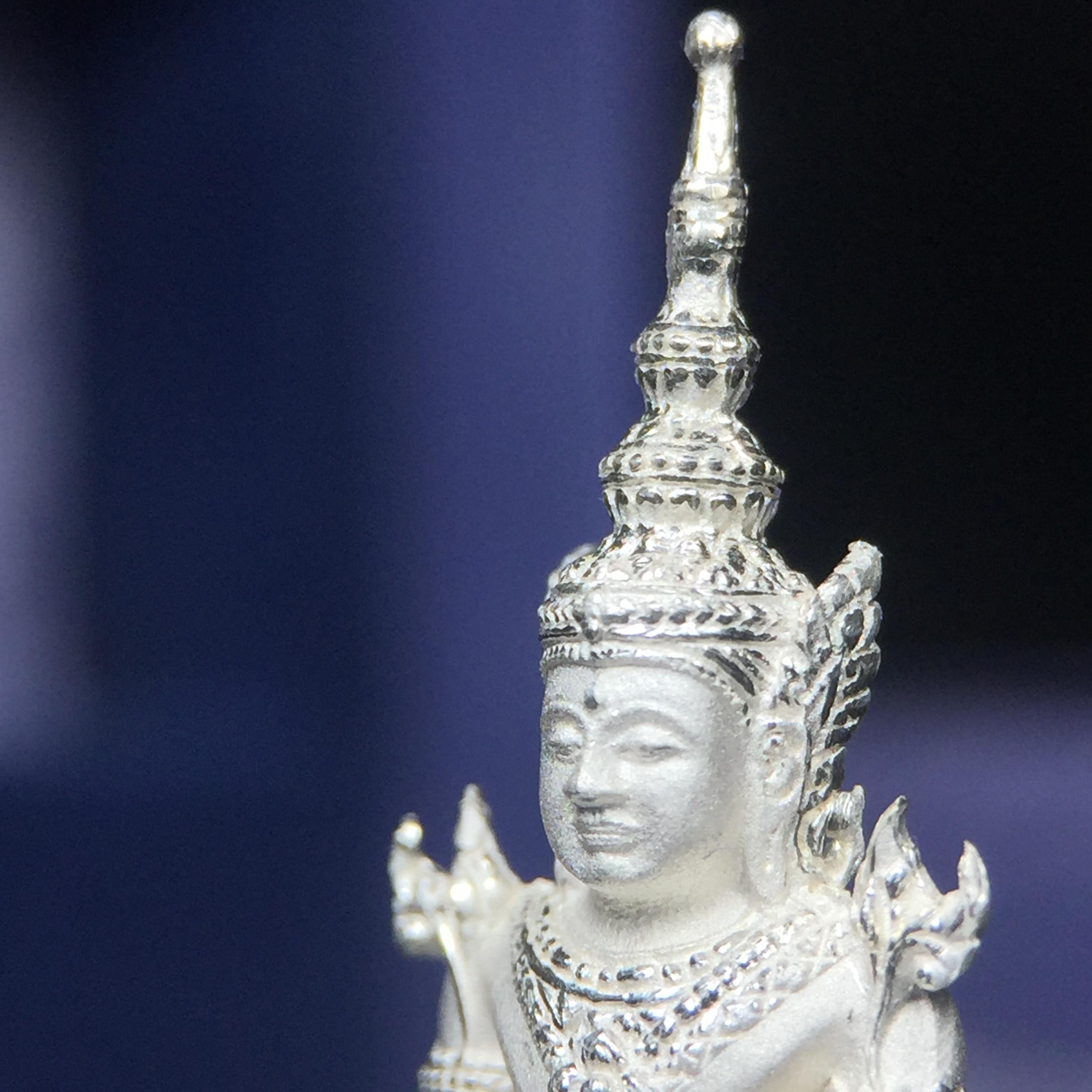 พระแก้วมรกต ภปร. ปี2547 จัดสร้างโดย รพ.ภูมิพลฯ เนื้อเงิน ลอยองค์ หน้าตัก 1/2 นิ้ว งดงามทรงคุณค่าอีกหนึ่งรุ่นยอดนิยม หายาก(1ใน3000องค์)