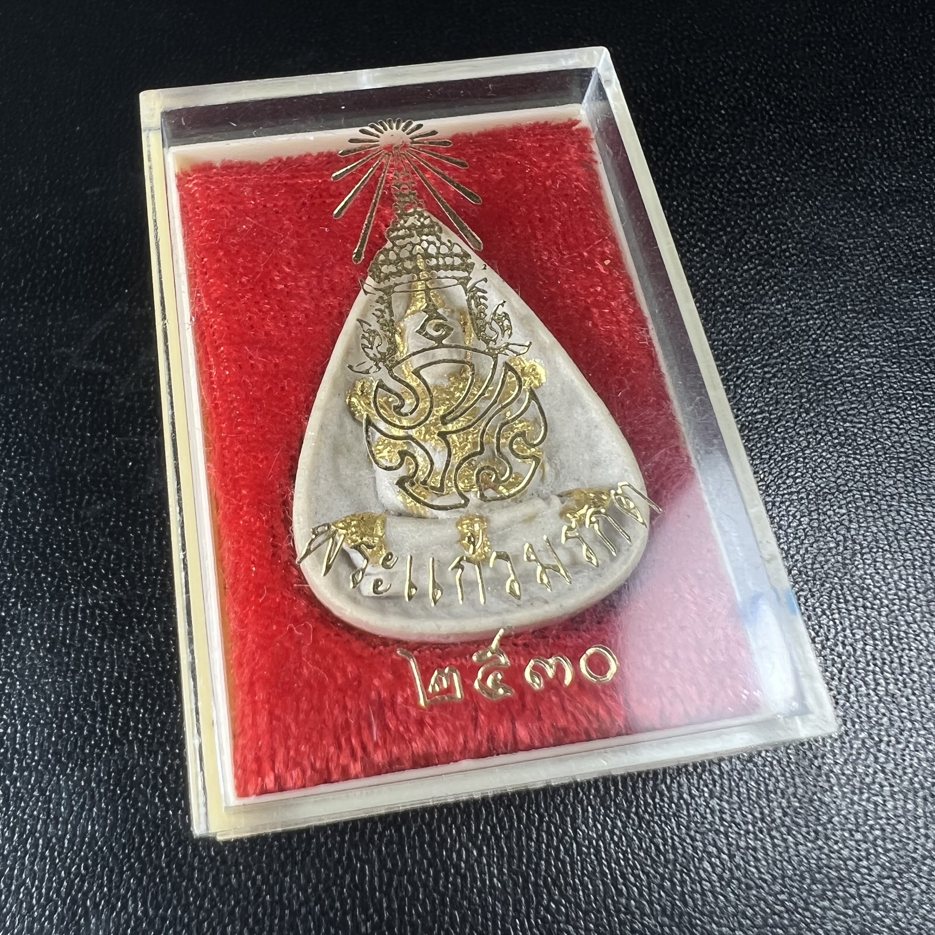 พระแก้วมรกต หลัง ภปร. เนื้อผง ปี2530 พระดี พิธีใหญ่ ประกอบพิธีพุทธาภิเษกพร้อมกับพิธีพระกริ่งปวเรศ ปี2530 วัดบวรนิเวศและวัดพระแก้ว(พิมพ์ฤดูร้อนกล่องเดิมครบ)