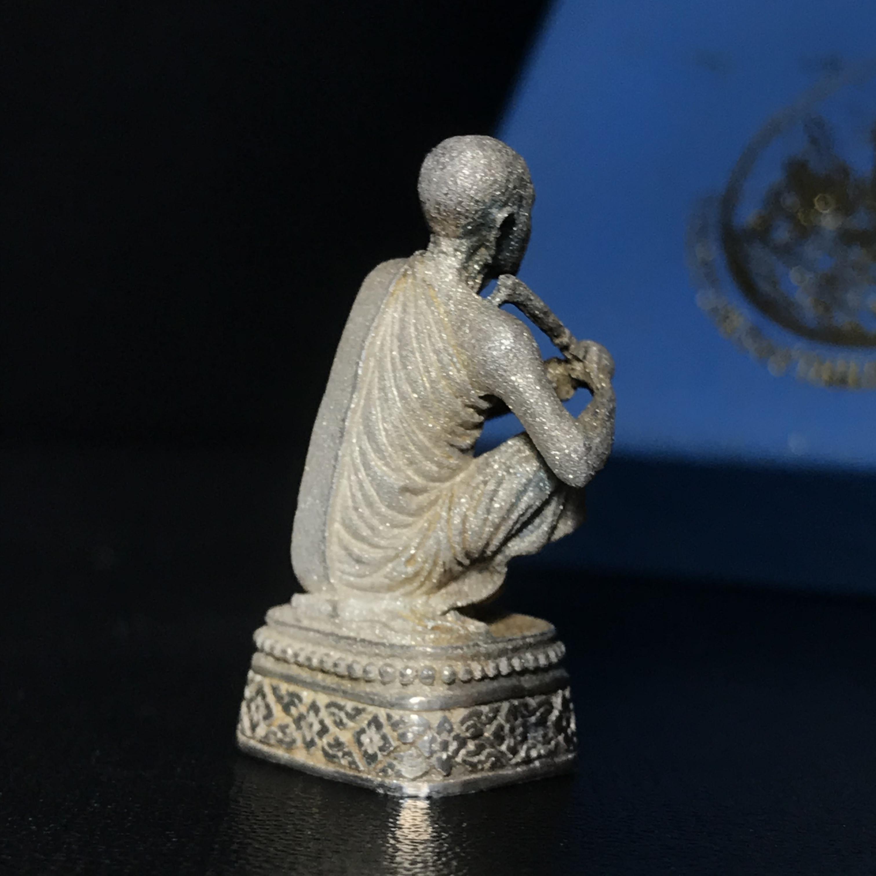 รูปหล่อหลวงพ่อคูณ รุ่นลาภ ยศ ทวีคูณ ปี2538 เนื้อเงินพ่นทรายประกายเพชร พร้อมกล่องบรรจุเดิมครบ(สภาพผิวเดิม นิยม)