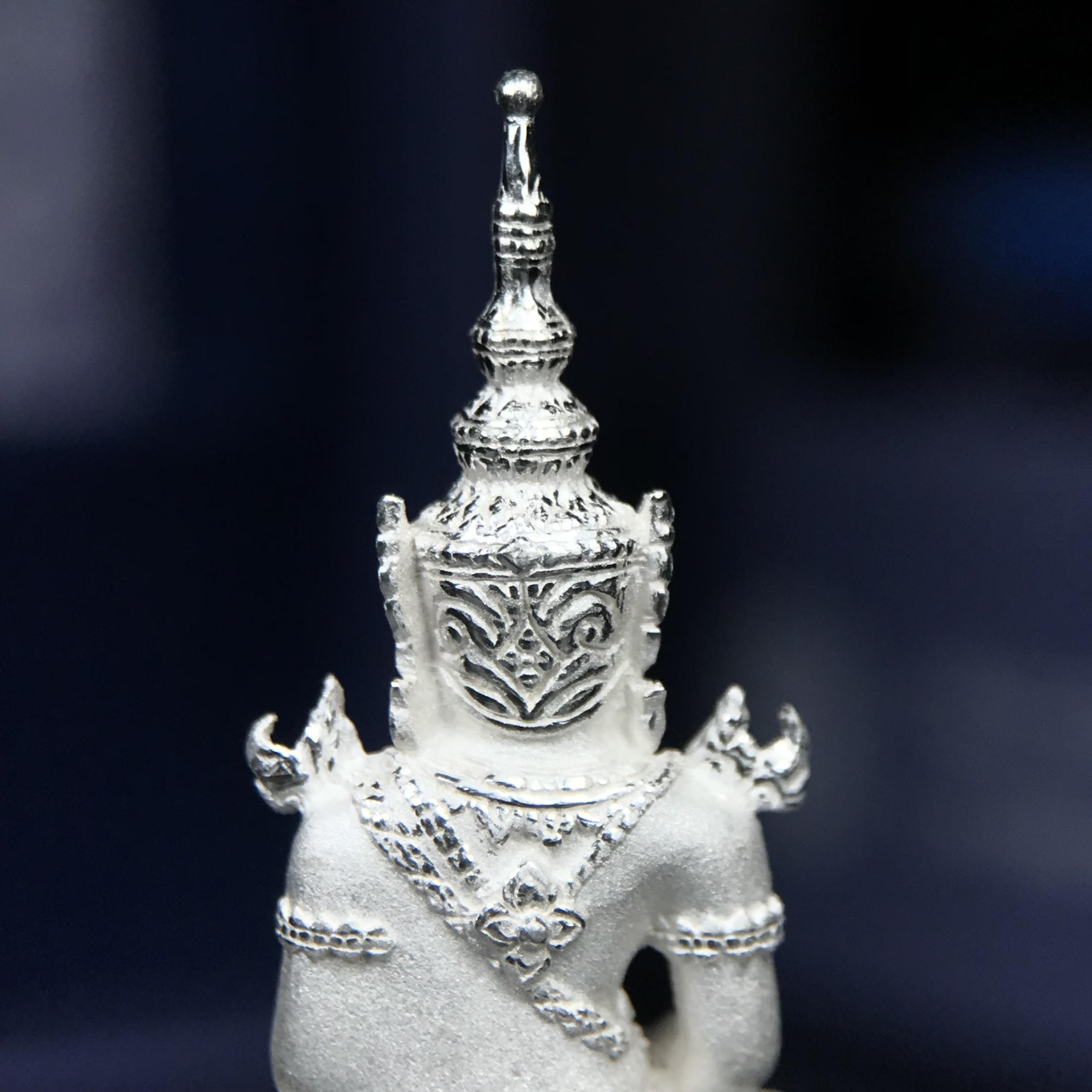 พระแก้วมรกต ภปร. ปี 2547 จัดสร้างโดยโรงพยาบาลภูมิพลอดุลยเดช เนื้อเงิน ลอยองค์ หน้าตัก 1/2 นิ้ว พิธีมหามังคาภิเษก ณ พระอุโบสถวัดพระศรีรัตนศาสดาราม(วัดพระแก้ว) งดงามทรงคุณค่าอีกหนึ่งรุ่นยอดนิยม หายาก(หมายเลขต้นๆหลักร้อย ๗๙๓)(1ใน3000องค์)