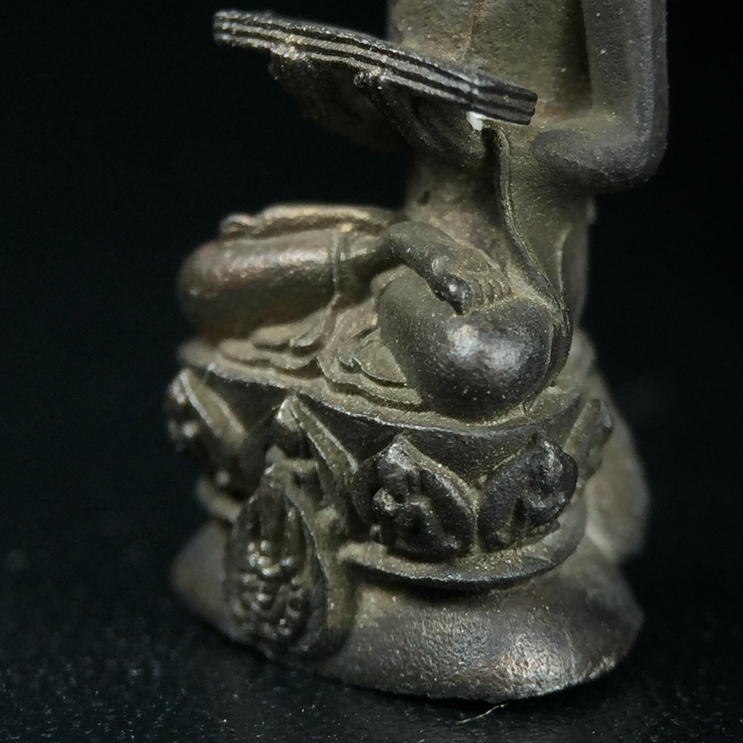 พระกริ่งปรมานุชิตชิโนรส วัดพระเชตุพนวิมลมังคลาราม(วัดโพธิ์) ปี2533 เนื้อนวโลหะ ( ในหลวงรัชกาลที่9เสด็จเททอง)พิธีใหญ่ งดงามด้วยพุทธศิลป์เปี่ยมด้วยพุทธคุณ อีกหนึ่งรุ่นที่แนะนำสะสมบูชา