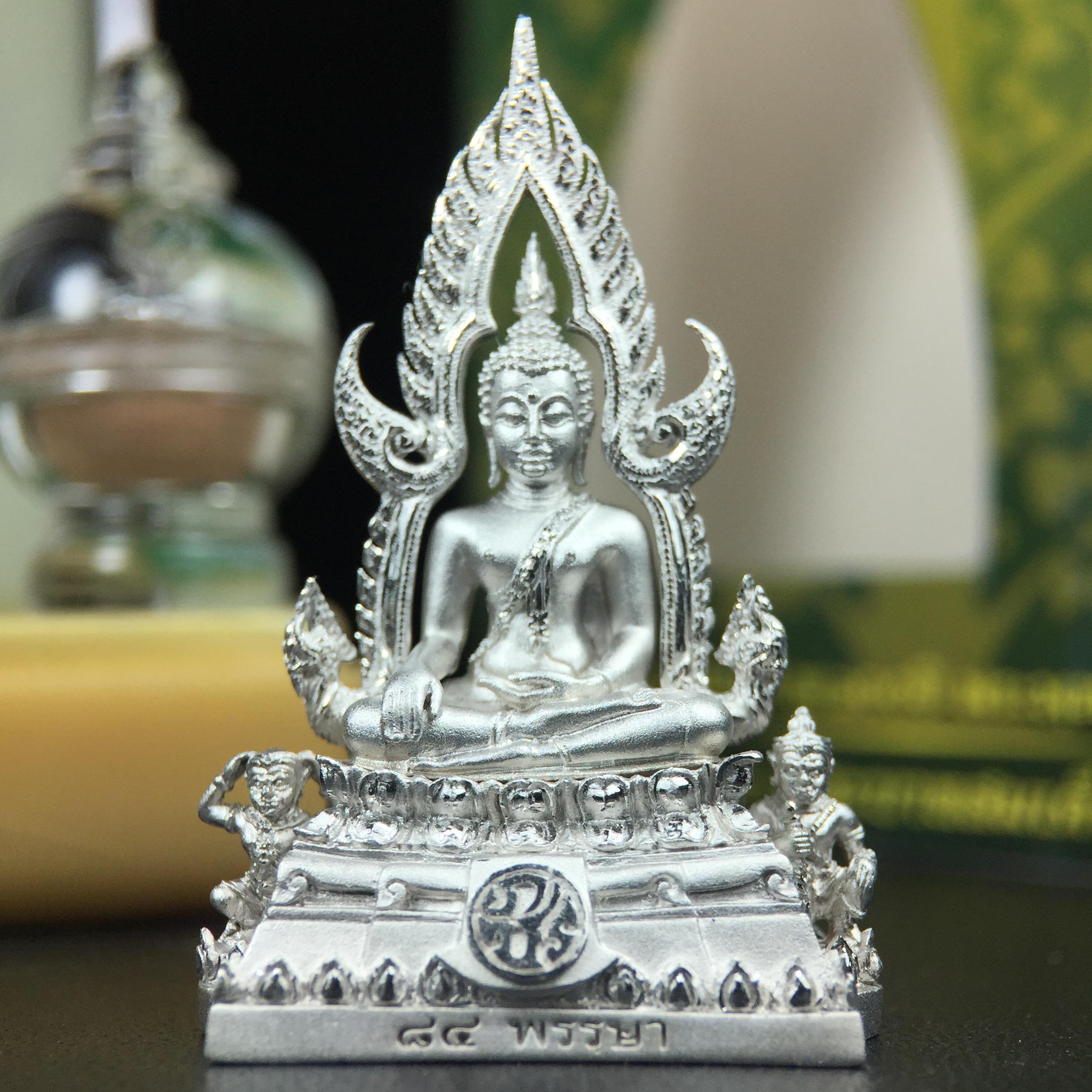 พระพุทธชินราช(จำลอง) ภปร. 84 พรรษา ปี 2554 เนื้อเงินชุบทองคำขาว พิมพ์กลางขนาดหน้าตัก 1/2 นิ้ว(พระราชทานมวลสาร จิตรลดาและเส้นพระเจ้า(เส้นผม)รัชกาลที่9)พุทธศิลป์ทรงคุณค่าอีกหนึ่งรุ่นยอดนิยม(องค์หมายเลขสวย เลขคู่ 1155)