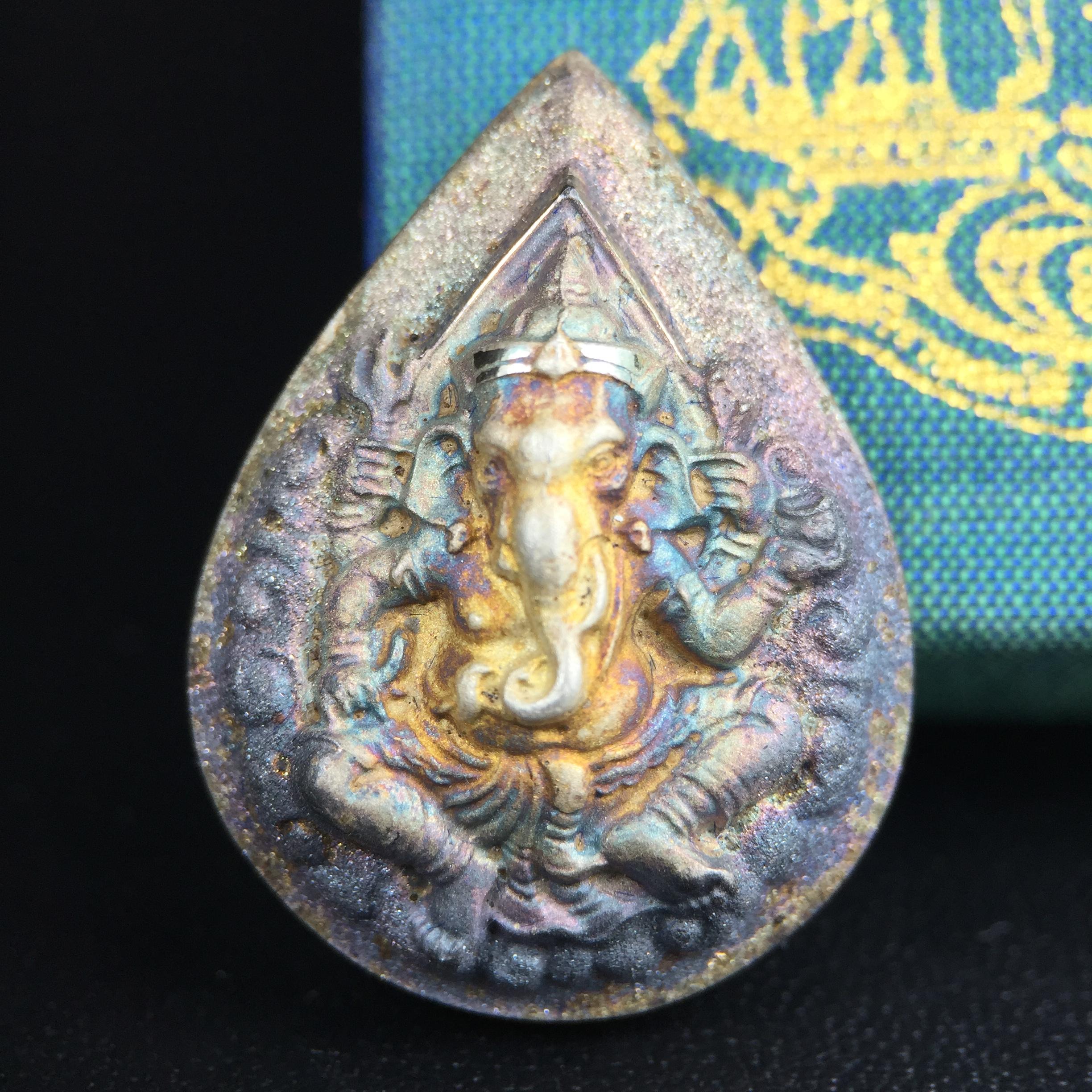 เหรียญพระพิฆเนศวร ญสส. ชุดกาญจนาภิเษกครองราชย์ 50 ปี พุทธศักราช 2538 พิมพ์ใหญ่(2.9 ซม.) เนื้อเงินผิวเดิมกลับดำขึ้นสีรุ้งเข้มขลังงดงามธรรมชาติสร้างสรรค์ สภาพสวยเดิมพร้อมกล่องบรรจุเดิม ตอกโค๊ดหมายเลขกำกับ(1ใน 5539องค์)