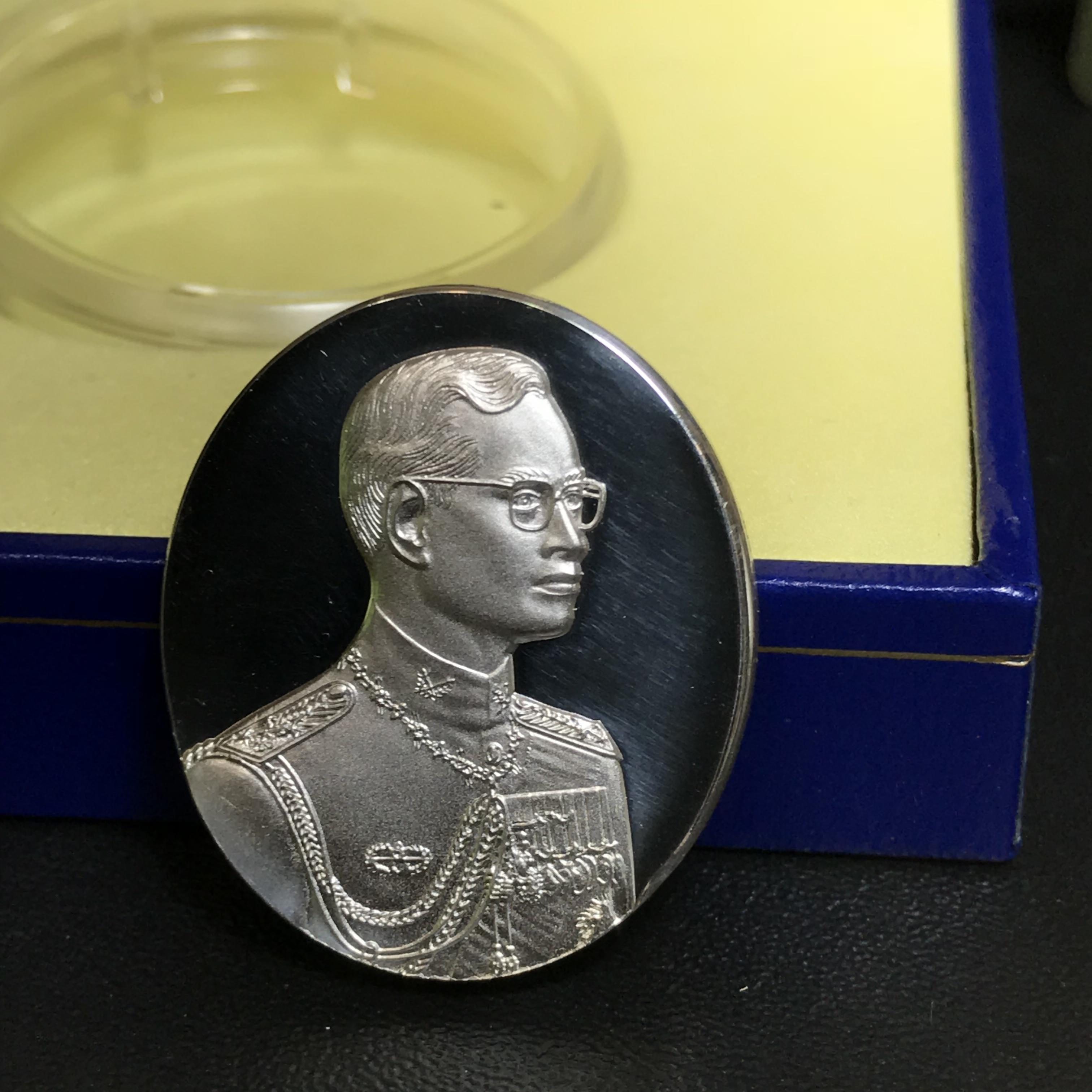 เหรียญแห่งศรัทธา ร.9 ที่ระลึก50 ปีแพทย์ศาสตร์ จุฬาฯ ปี2540 เนื้อเงินกล่องบรรจุการ์ดรับรองเดิมครบสมบูรณ์(หายาก)