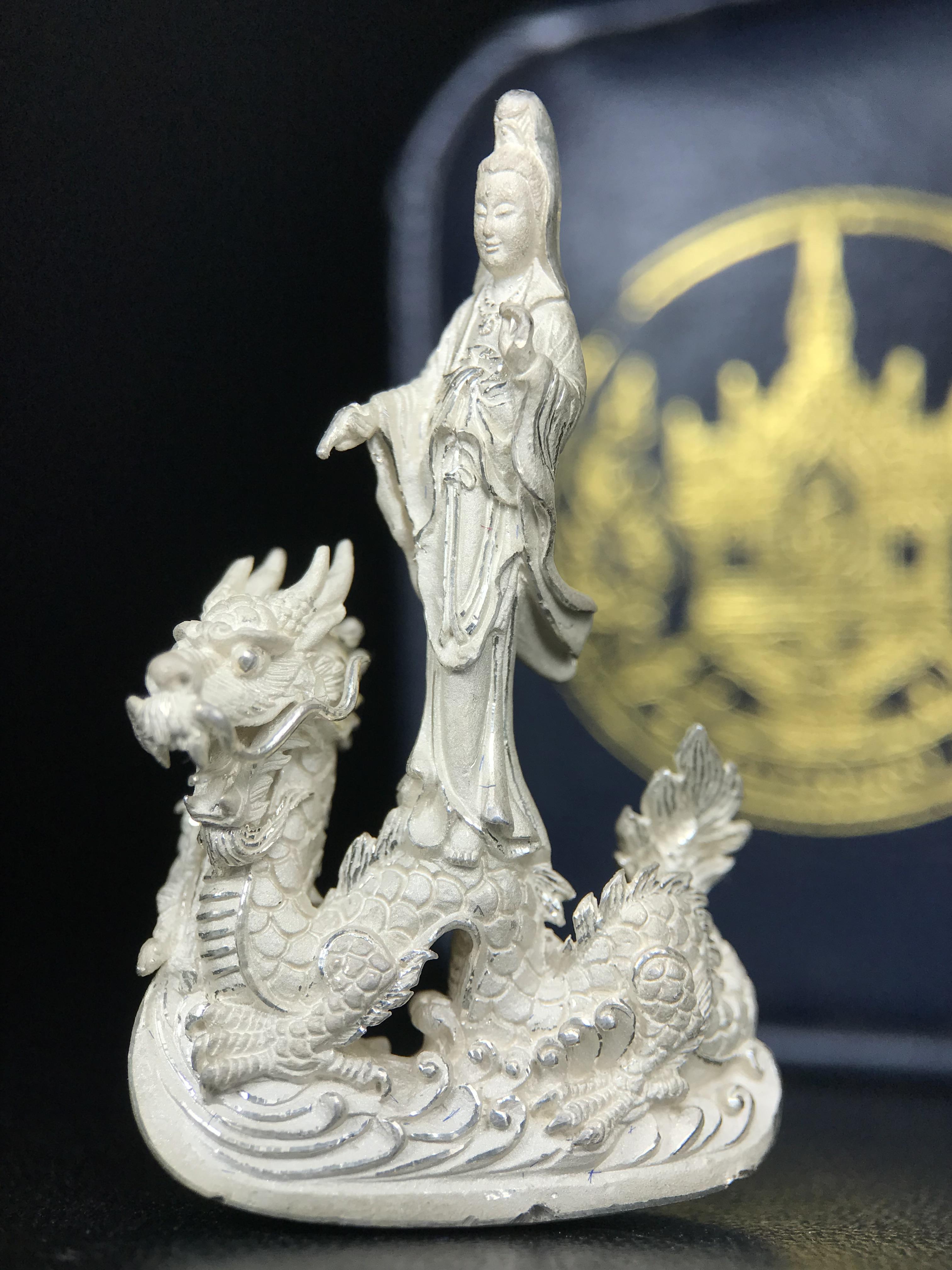 รูปหล่อลอยองค์พระโพธิสัตว์กวนอิม ทรงประทับมังกร จ.ระนอง เนื้อเงิน พิมพ์ใหญ่(สภาพผิว สวยงดงาม ทรงคุณค่า) เฉลิมฉลองในวโรกาสที่พระบาทสมเด็จพระเจ้าอยู่หัวทรงครองสิริราชสมบัติครบ 50 ปี จ.ระนอง พ.ศ.2539