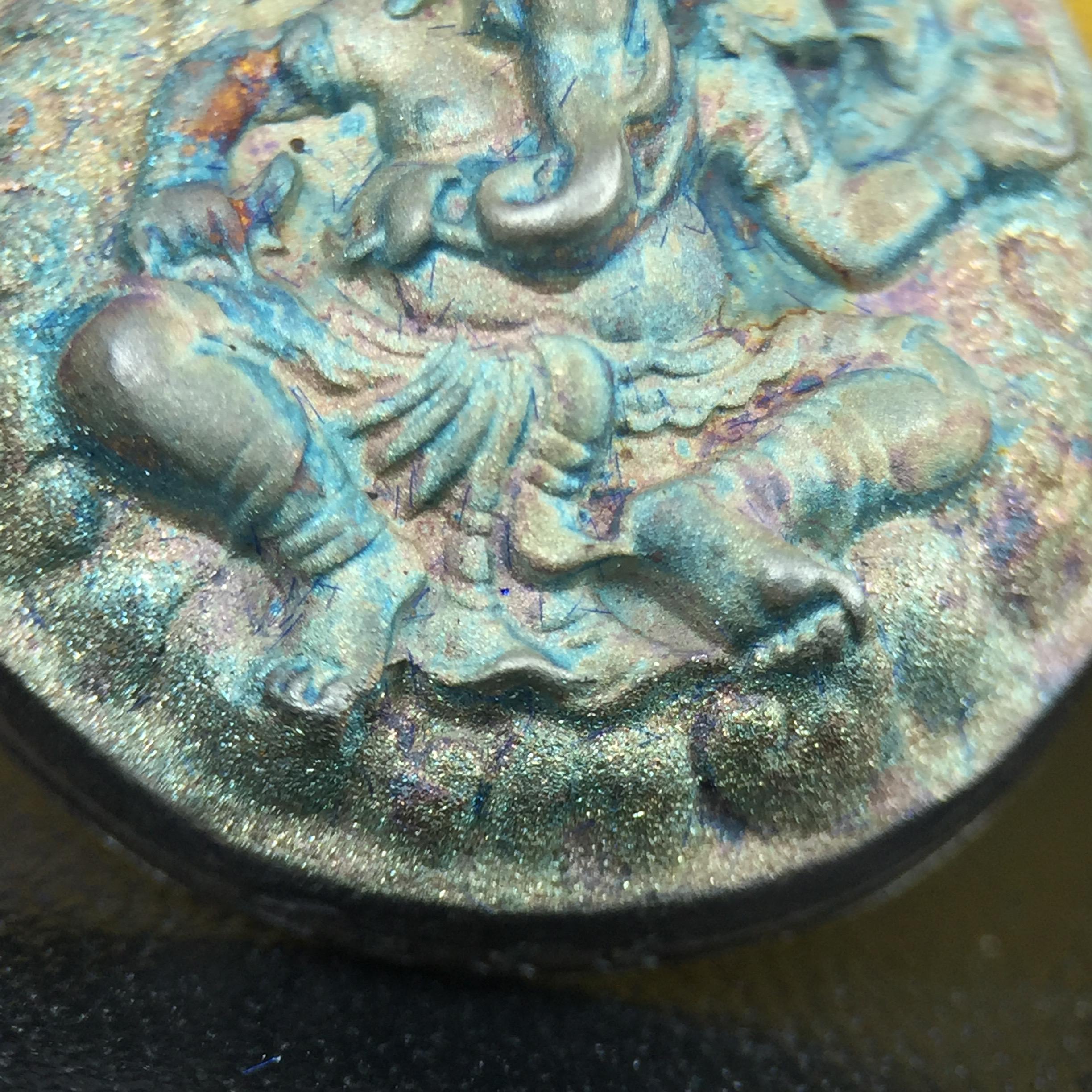 เหรียญพระพิฆเนศวร ญสส. ชุดกาญจนาภิเษกครองราชย์ 50 ปี พุทธศักราช 2538 พิมพ์ใหญ่(2.9 ซม.) เนื้อเงินผิวเดิมกลับดำขึ้นสีรุ้งเข้มขลังงดงามธรรมชาติสร้างสรรค์ สภาพสวยเดิมพร้อมกล่องบรรจุเดิม ตอกโค๊ดหมายเลขกำกับ(1ใน 5539องค์)