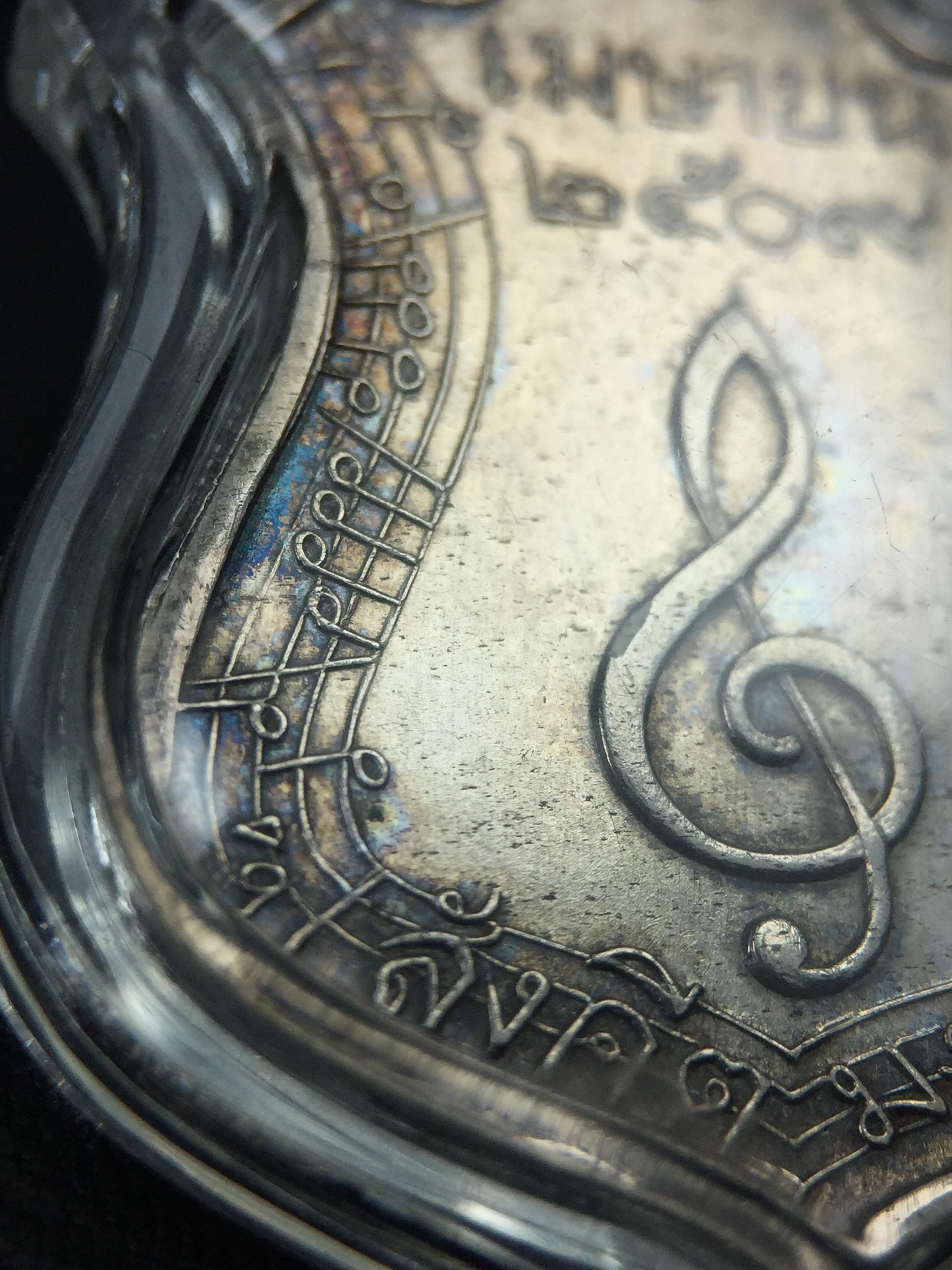 เหรียญสังคีตมงคล ภปร. ปี 2509(พระราชทาน)สุดยอดหายาก สร้างโดยพระราชทรัพย์ส่วนพระองค์ของพระบาทสมเด็จพระเจ้าอยู่หัวรัชกาลที่9(1ใน300 เหรียญ)เนื้อเงินสภาพสวยๆมีผิวขึ้นน้ำทองรุ้งๆเดิมๆตามกาลเวลา