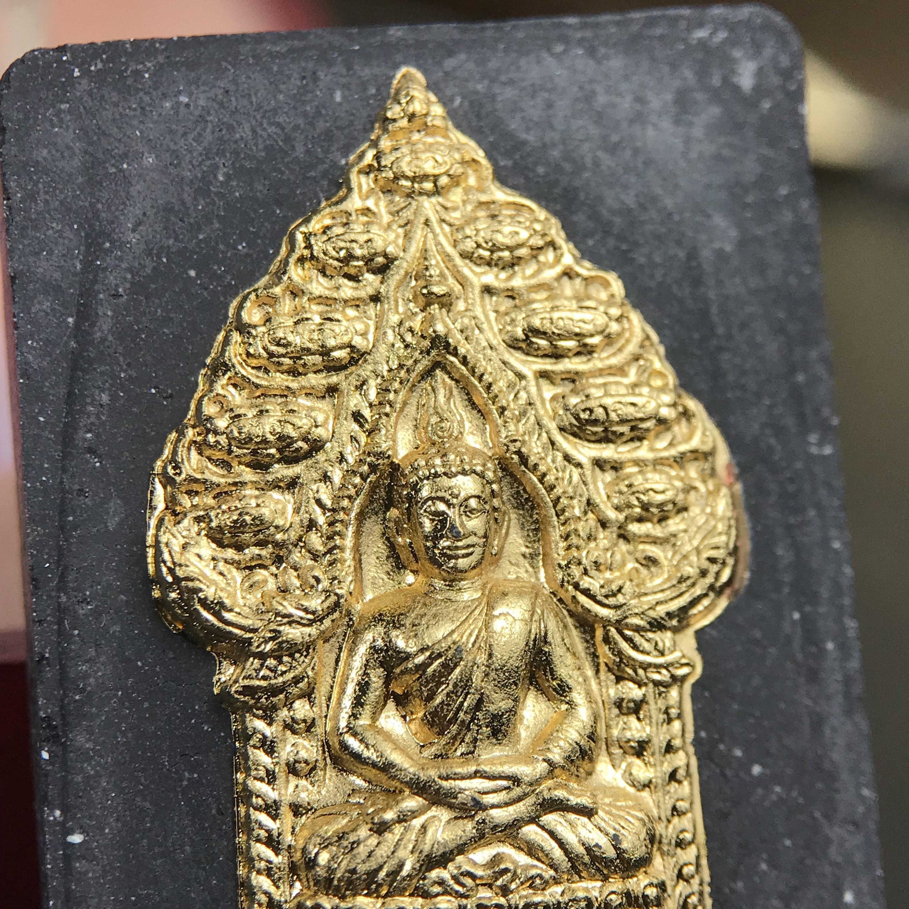 พระนิรันตรายสองกษัตริย์ มหาพุทธานุภาพแห่งแผ่นดิน ปี2552 "พระผู้ปกป้องคุ้มครองจากภัยอันตรายทั้งปวง" พระผงพิมพ์สมเด็จหน้าปัดทองสีดำด้านหลังปัดทอง เชิญอักษรพระปรมาภิไธยสองกษัตริย์(จปร.และ วปร.) พร้อมกล่องบรรจุเดิมครบชุด