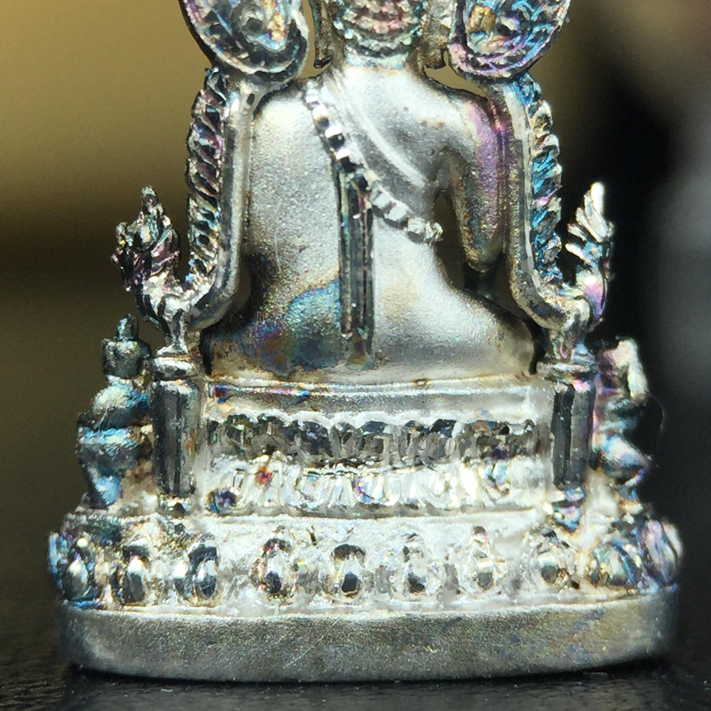 พระพุทธชินราช(จำลอง) ภปร. 84 พรรษา เนื้อเงินชุบทองคำขาว พิมพ์เล็กขนาดหน้าตัก 1/4 นิ้ว (สภาพผิวเดิมสวย ขึ้นสีรุ้งธรรมชาติ แบบนิยม)(พระราชทานมวลสาร จิตรลดาและเส้นพระเจ้า(เส้นผม))พุทธศิลป์ทรงคุณค่าอีกหนึ่งรุ่นยอดนิยม