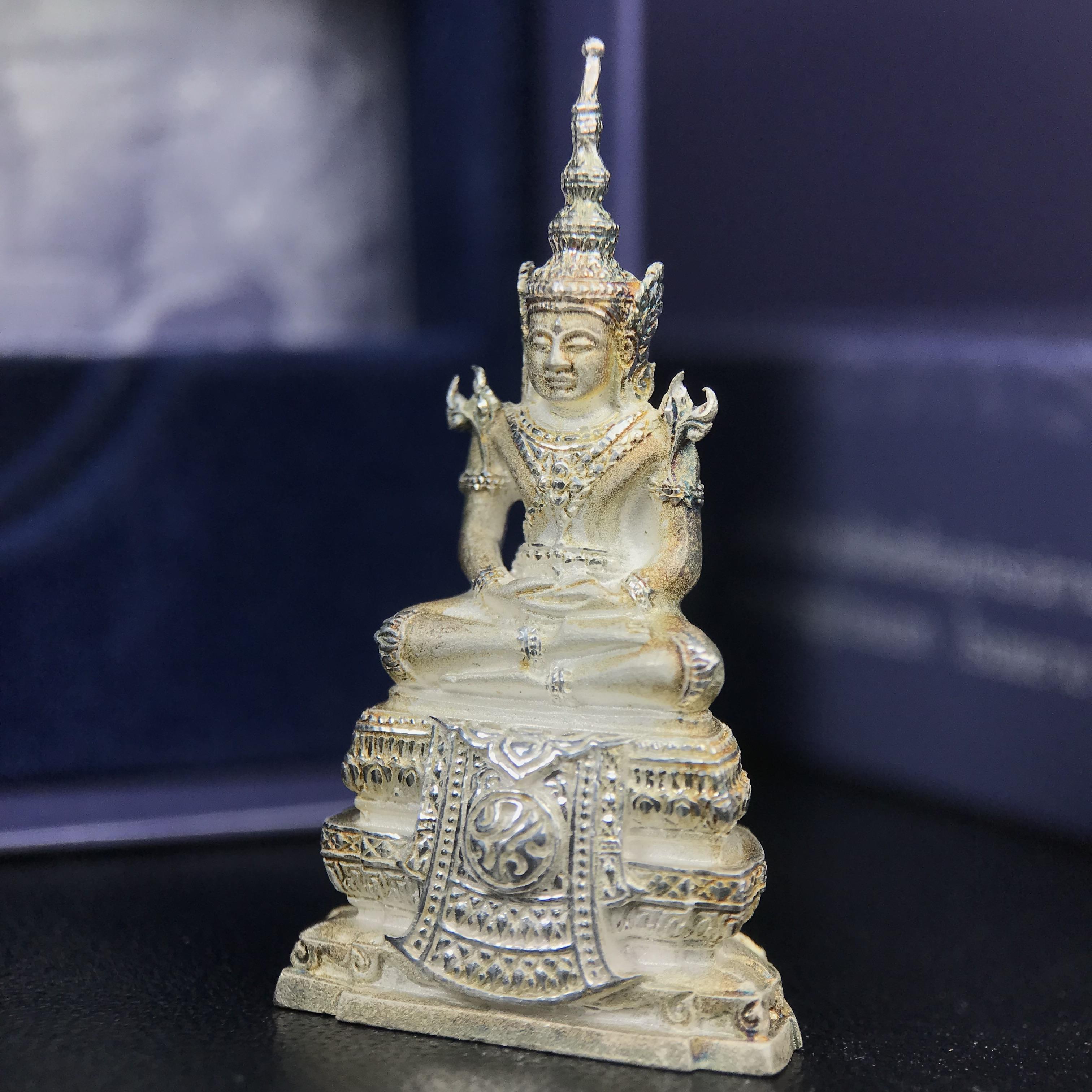 พระแก้วมรกต ภปร. ปี 2547 จัดสร้างโดยโรงพยาบาลภูมิพลอดุลยเดช เนื้อเงิน ลอยองค์ หน้าตัก 1/2 นิ้ว สูง 3.7 ซม. พิธีมหามังคาภิเษก ณ พระอุโบสถวัดพระศรีรัตนศาสดาราม(วัดพระแก้ว) งดงามทรงคุณค่าอีกหนึ่งรุ่นยอดนิยม หายาก(องค์หมายเลขต้นๆหลักร้อย ๒๙๘)ผิวเดิมติดรุ้งสวย