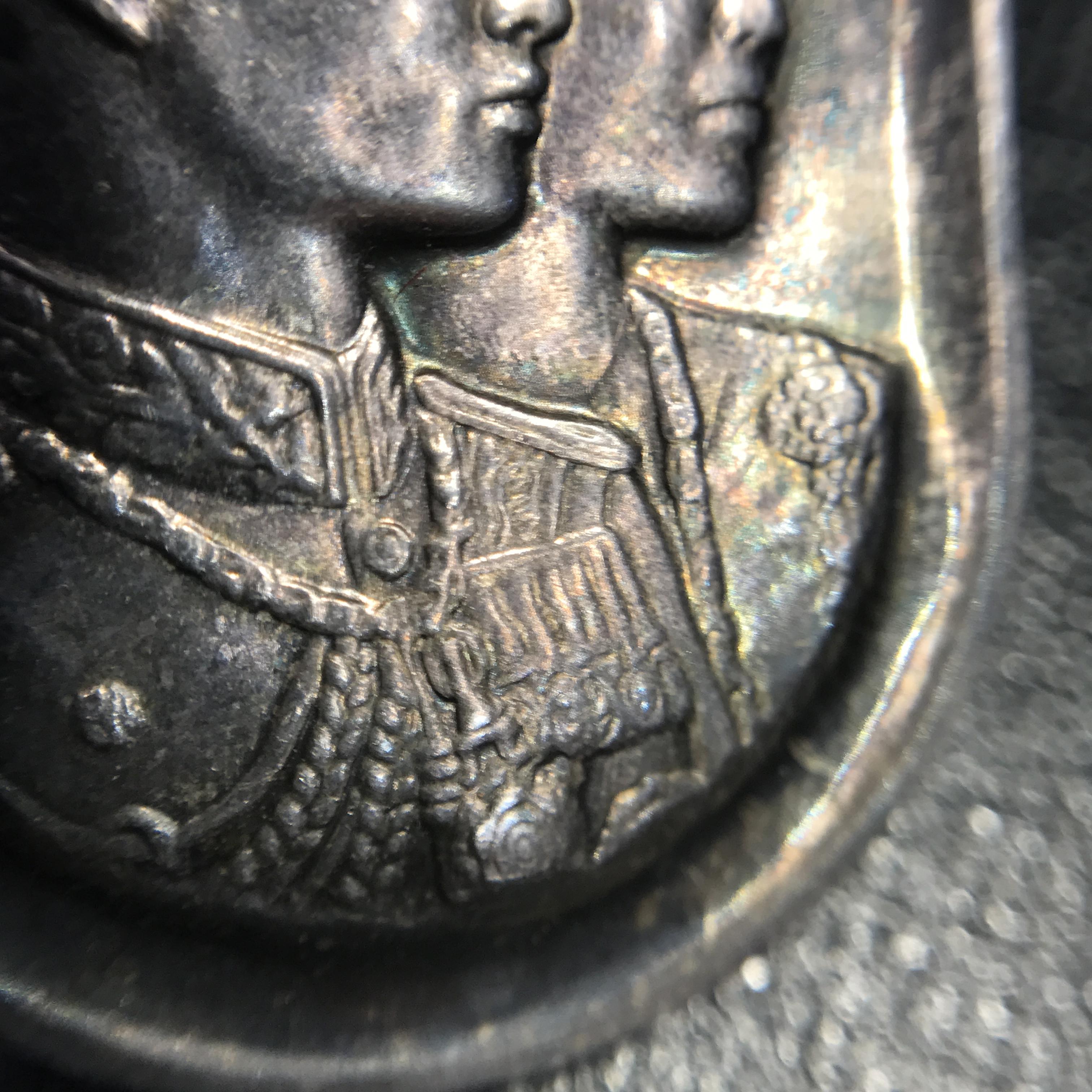 เหรียญสองพระองค์พระราชทาน ภปร. สก. เนื้อเงิน ปี2535 สภาพสวยผิวเดิมพร้อมกล่องเดิมๆ (หายาก)