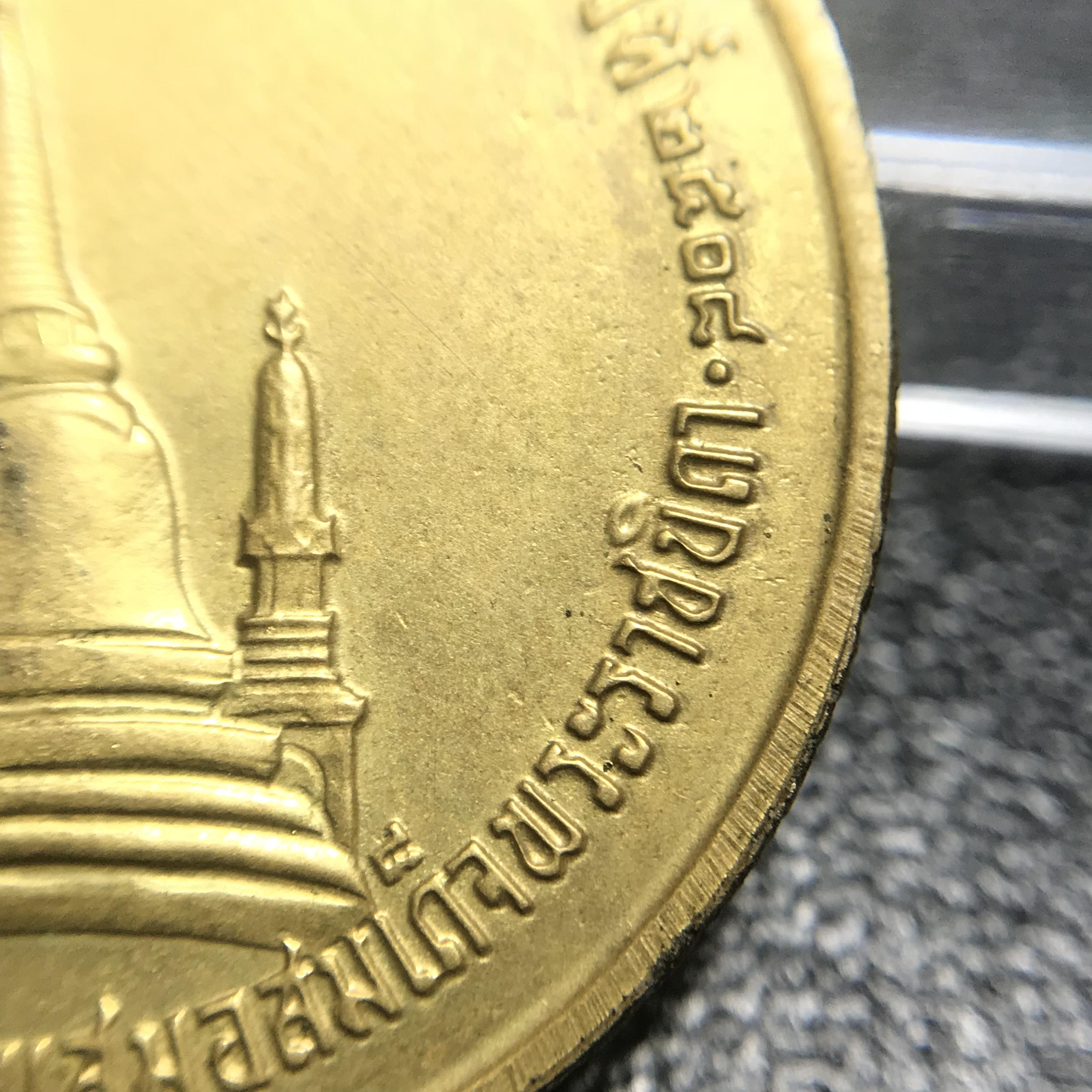 เหรียญทรงผนวช ในหลวงรัชกาลที่9 วัดบวรนิเวศวิหาร พ.ศ.2508 เนื้อทองเหลืองฝาบาตร พิมพ์ธรรมดา(เจดีย์ไม่เต็ม) บล็อกหลังอัลปาก้า สภาพสวยสุดๆคมๆหายาก