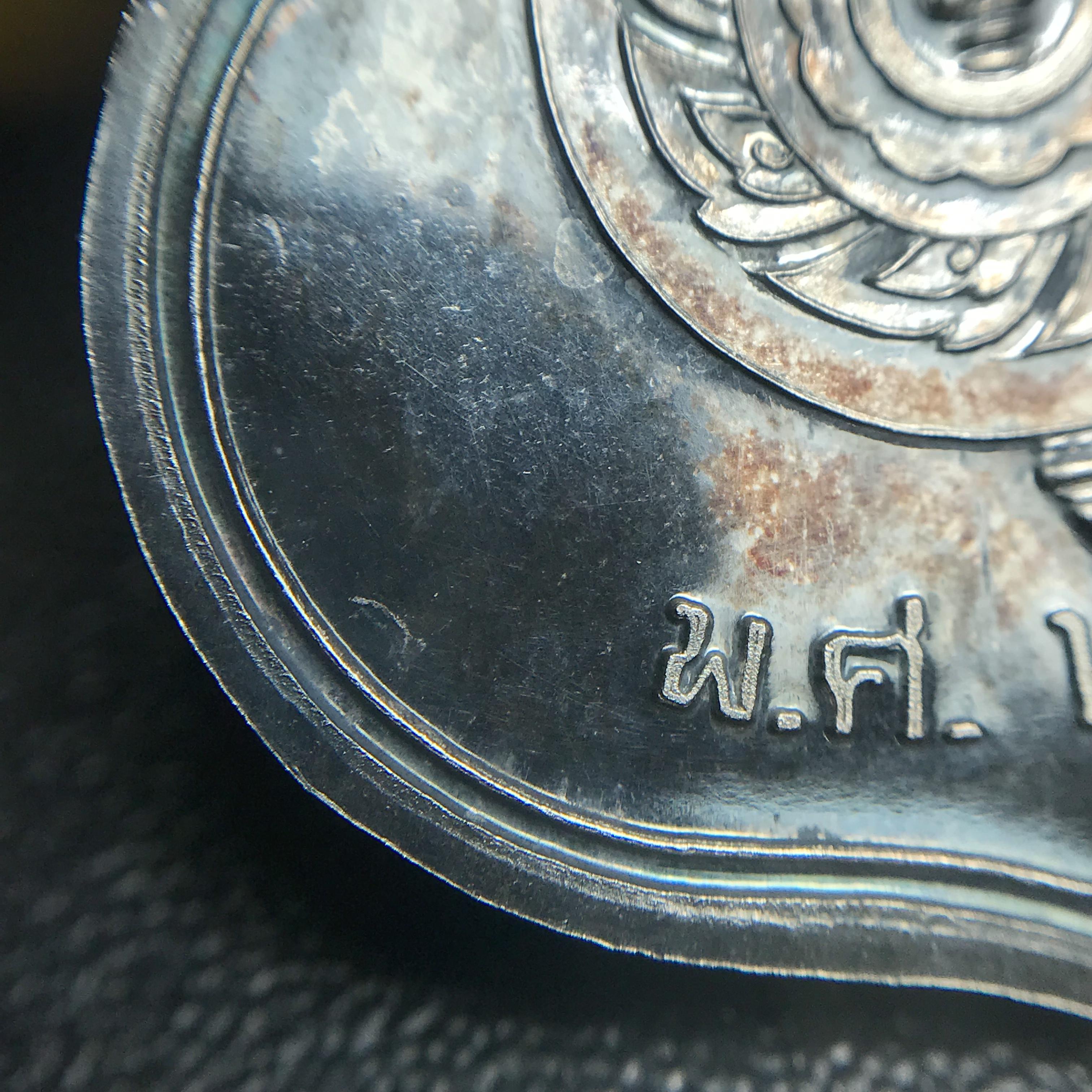 เหรียญพระบาทสมเด็จพระเจ้าอยู่หัว รัชกาลที่9ประทับนั่งบัลลังก์ กระทรวงมหาดไทยจัดสร้าง ปี2539 เนื้อเงินกล่องบรรจุเดิมสภาพสวย เนื้อเงินผิวเดิมขึ้นสีรุ้งธรรมชาติ แบบนิยม หายาก