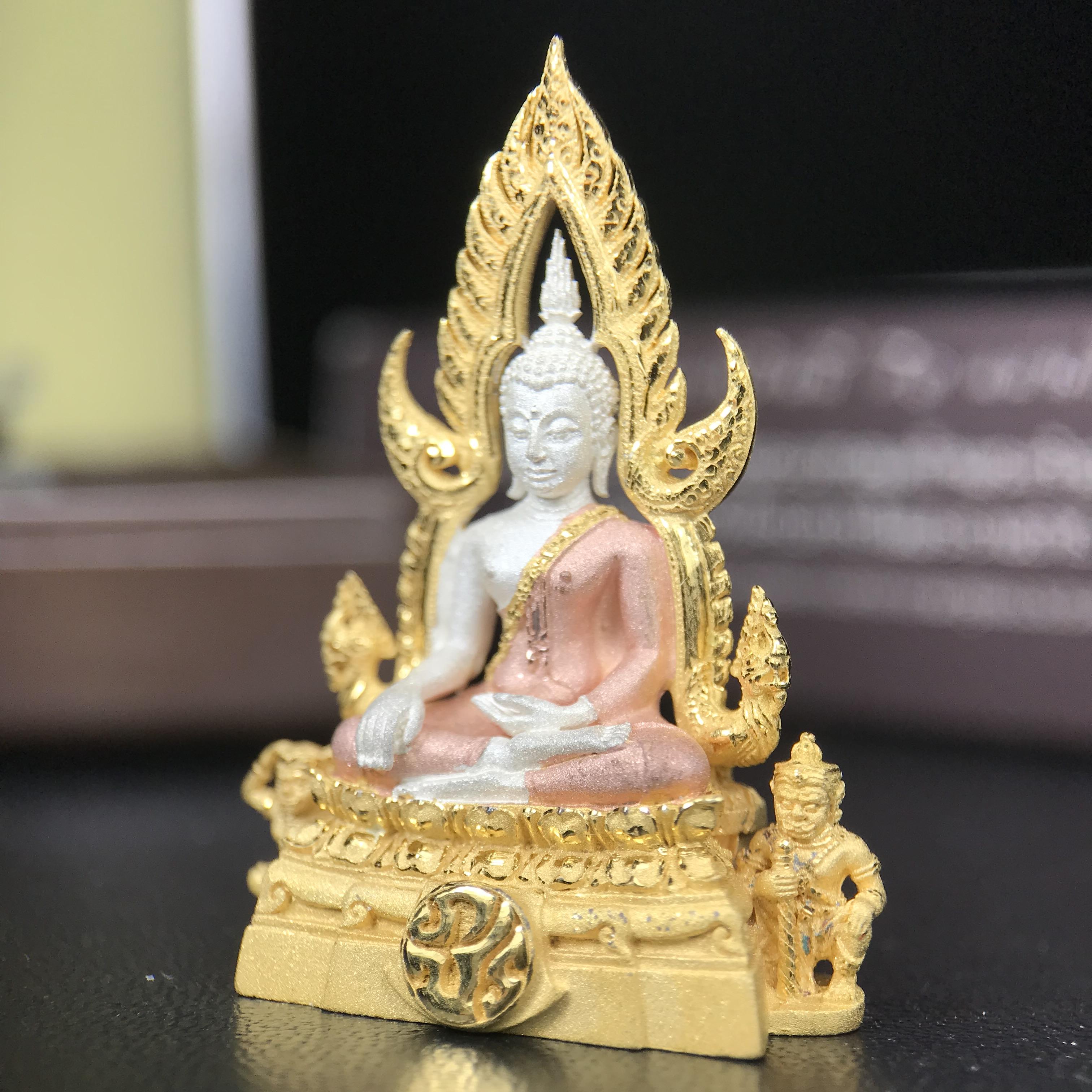 พระพุทธชินราช ภปร. โครงการ "เพราะแผ่นดินนี้ คือ แผ่นดินเกิด" ปี 2548(รุ่นแรก) ลอยองค์เนื้อเงินสามกษัตริย์ หน้าตัก 1/2 นิ้ว (ขนาด 3.5 x 2.5 ซม.) พุทธศิลป์งดงามทรงคุณค่า รุ่นยอดนิยม(องค์หมายเลข 9141)เลขสวยเลขเก้าหน้า...เจริญก้าวหน้าในทุกๆด้าน