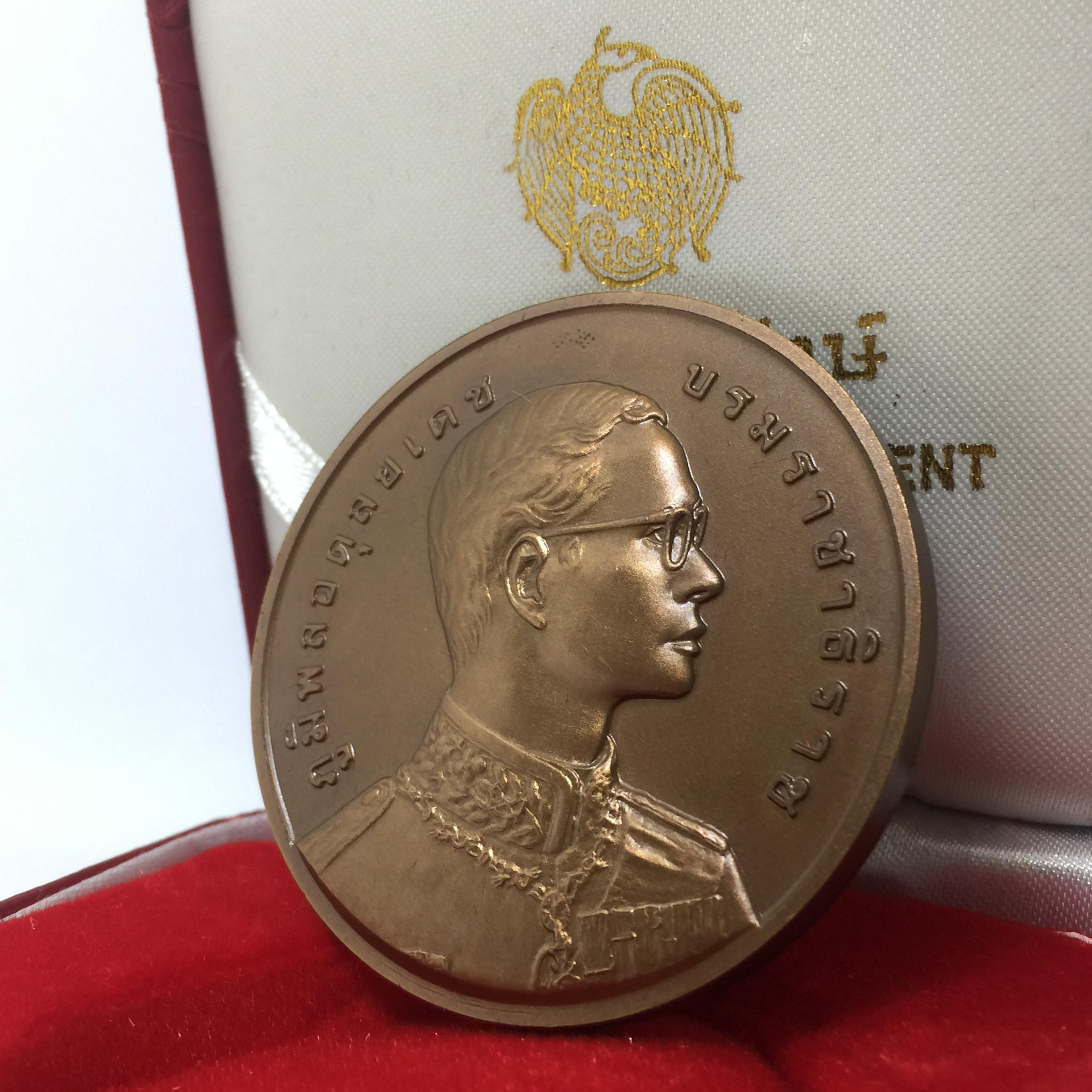 เหรียญที่ระลึกพระสยามเทวาธิราช ร.9 พ.ศ.2540 เนื้อทองแดงรมดำพ่นทราย ขนาด 5 ซ.ม.(หายาก)