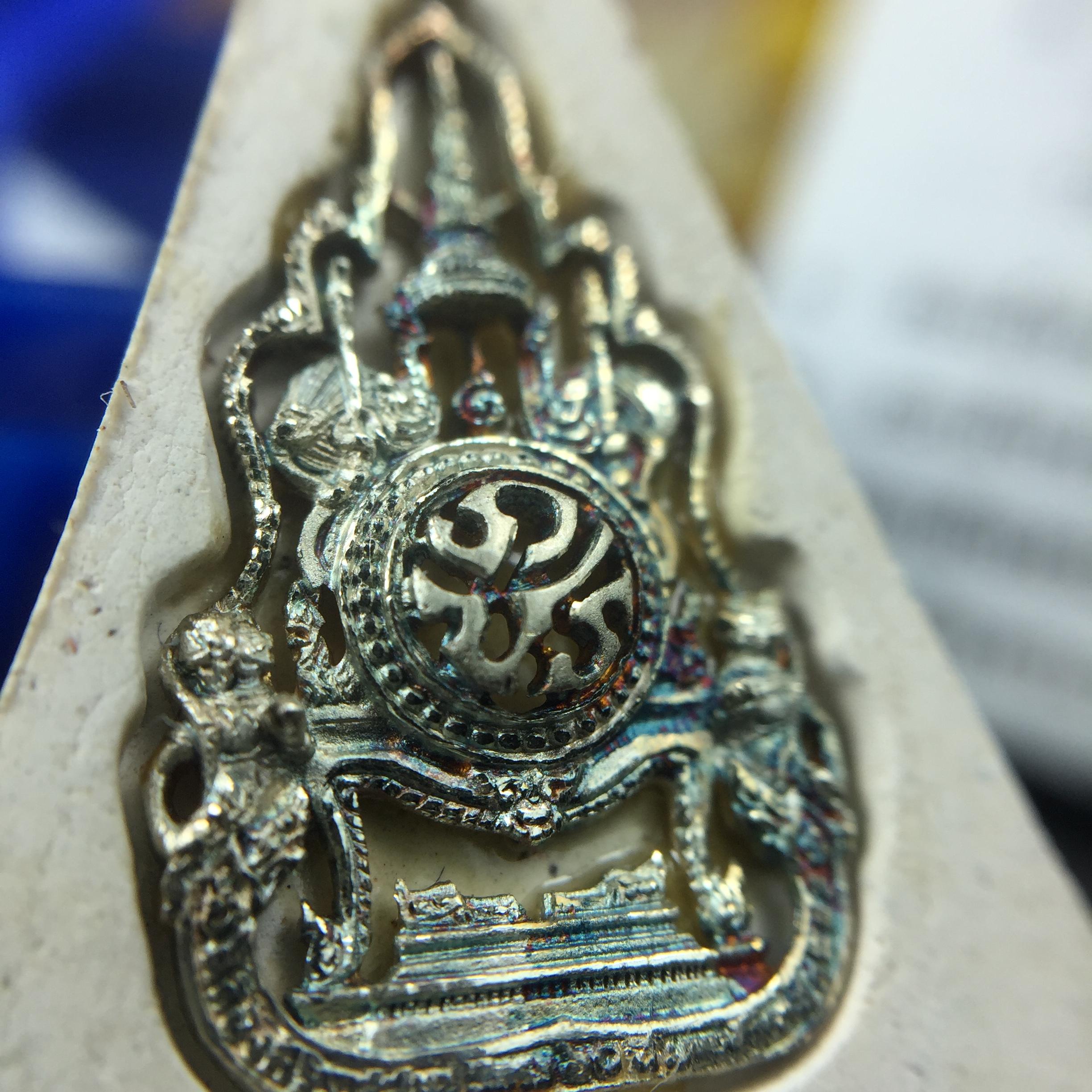 พระแก้วมรกต(จำลอง)ทรงเครื่องฤดูร้อน พระผงบูชา ด้านหน้าปิดทอง ด้านหลังตราฉลองสิริราชสมบัติครบ 60ปี เนื้อเงินขึ้นสีรุ้งธรรมชาติสร้างสรรค์งดงาม(รุ่นนี้ได้พระราชทานเส้นพระเจ้า(เส้นผม)รัชกาลที่9ในการจัดสร้าง)***องค์นี้พิเศษมองเห็นเส้นผมติดอยู่ด้านหลังชัดเจน***