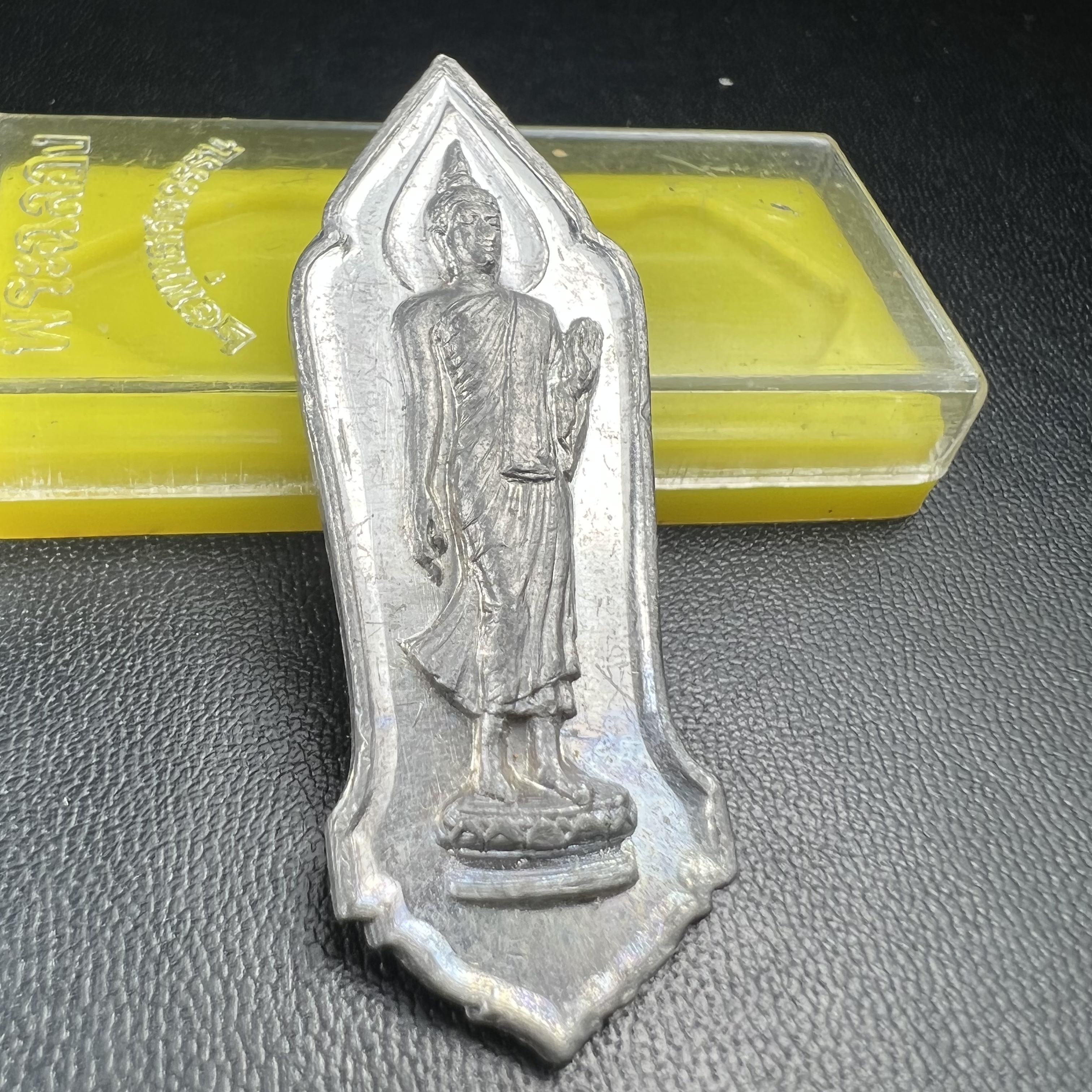 เหรียญพระลีลา 25 พุทธศตวรรษ ปี2500 เนื้อชินดีบุก(พิมพ์หางหงส์ บล็อกมีเขี้ยว)(พระดี พิธีใหญ่ ในหลวง ร.9 เสด็จร่วมพิธี)