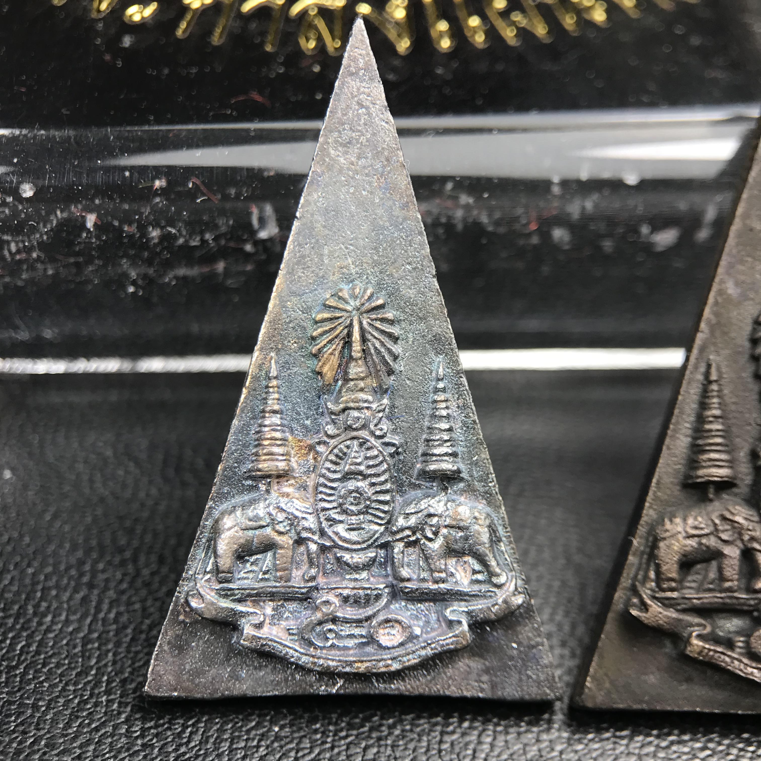 พระกำลังแผ่นดิน (สมเด็จจิตรลดา2) จัดสร้างเฉลิมพระเกียรติ ร.9 ครองราชย์ 50 ปี 2539 เนื้อเงิน(ผิวเดิมกลับดำ รุ้งๆสวย)+เนื้อนวโลหะ(สร้างน้อยหายาก)พร้อมกล่องบรรจุเดิมครบสมบูรณ์(1ใน2539องค์)