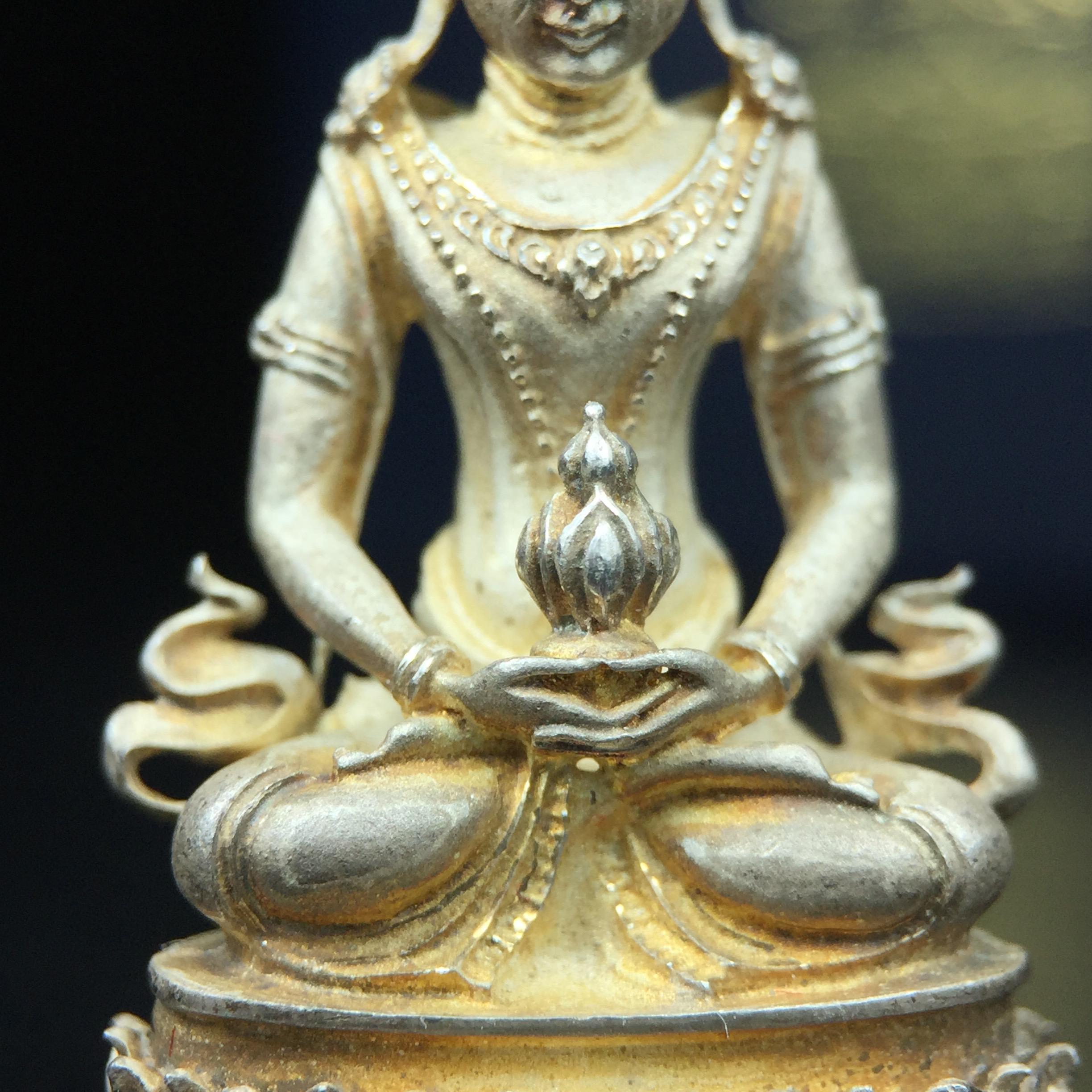 พระกริ่งอวโลกิเตศวร ( เจ้าแม่กวนอิม ) วัดโพธิ์แมนคุณาราม เนื้อเงิน พ่นทราย(ผิวเดิม ขึ้นสีรุ้งธรรมชาติ แบบนิยม เสน่ห์ของพระเนื้อเงิน) รุ่นอุดมโภคทรัพย์ พ.ศ.2539(อีกหนึ่งรุ่นยอดนิยม พุทธศิลป์สวยงดงาม)