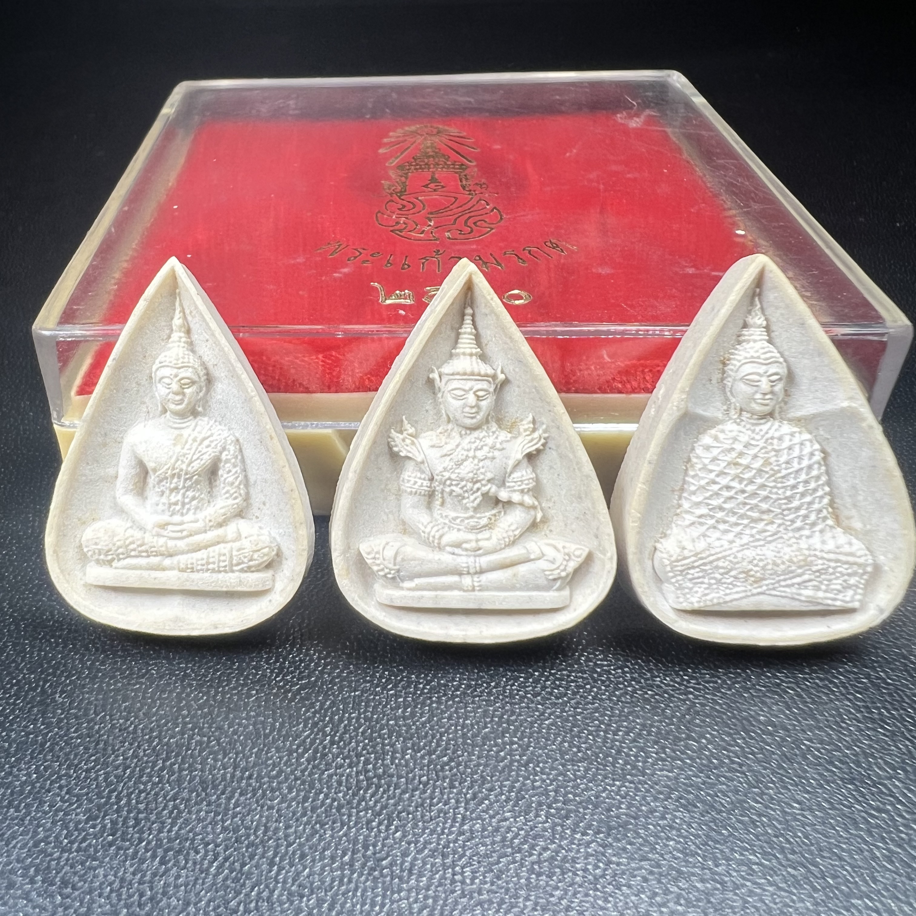 พระแก้วมรกต หลัง ภปร. เนื้อผง ปี2530 พระดี พิธีใหญ่ ประกอบพิธีพุทธาภิเษกพร้อมกับพิธีพระกริ่งปวเรศ ปี2530 วัดบวรนิเวศและวัดพระแก้ว(ครบชุดสามฤดูกล่องเดิมครบ)หายาก