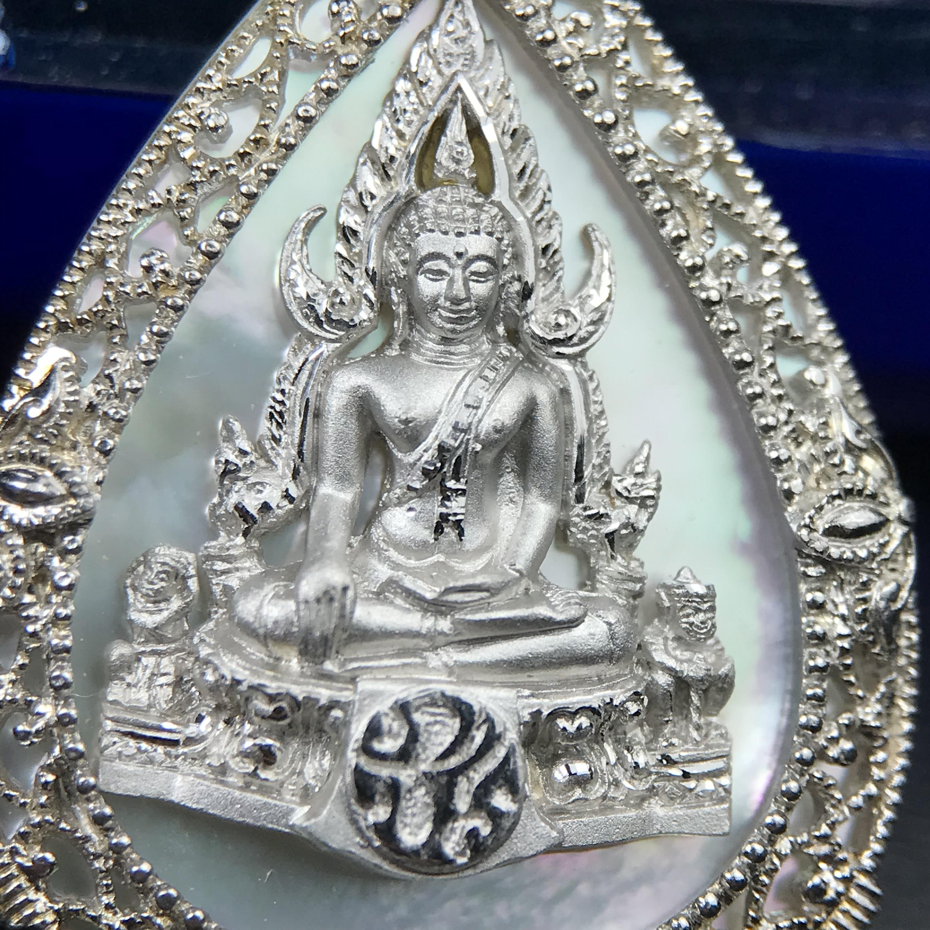 เหรียญพระพุทธชินราช ภปร. โครงการ เพราะแผ่นดินนี้คือแผ่นดินเกิด ปี 2551 รูปหยดน้ำ เนื้อเงินชุบทองคำขาว(ล้อมด้วยกรอบเงินชุบทองคำขาวสลักเสลาเป็นลวดลายละเอียดอ่อน ส่วนพื้นองค์พระเป็นเปลือกหอยมุขสวยงดงาม )(ขนาด 21 x 29 มม.) (สวยงามหายาก)1ใน5000องค์