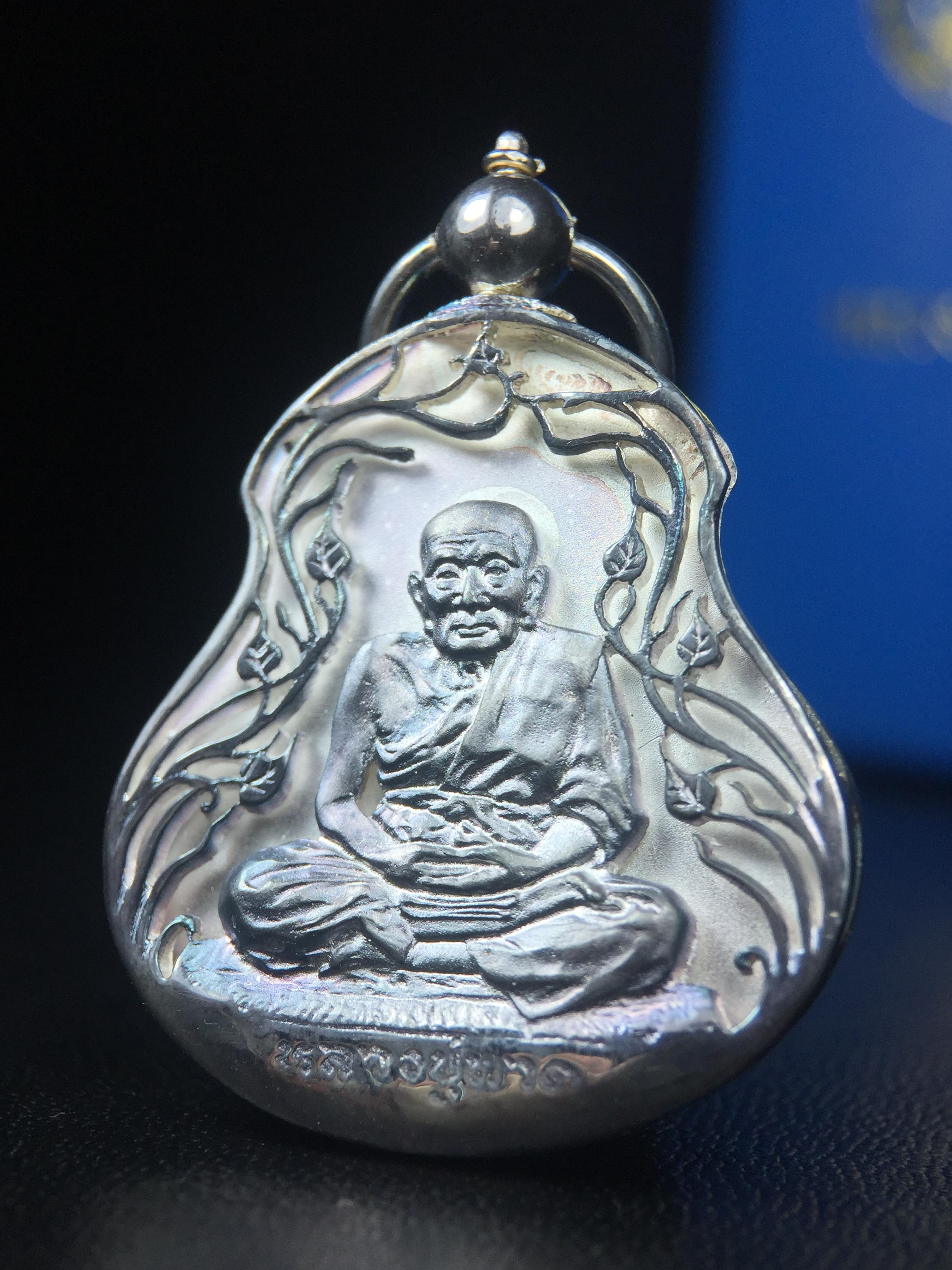 เหรียญหลวงปู่ทวด พระนามาภิไธย สก. แบบงานฉลุโบราณ(HAND MADE) ปี 2544 เนื้อเงิน(ผิวเดิมขึ้นสีรุ้งธรรมชาติสวยมาก) พิธีปลุกเสก ณ อุโบสถวัดช้างให้ และ พิธีมังคลาภิเษก ณ พระอุโบสถ วัดพระศรีรัตนศาสดาราม(วัดพระแก้ว) (1 ใน 2000 เหรียญ)พบเจอน้อยหายากมาก