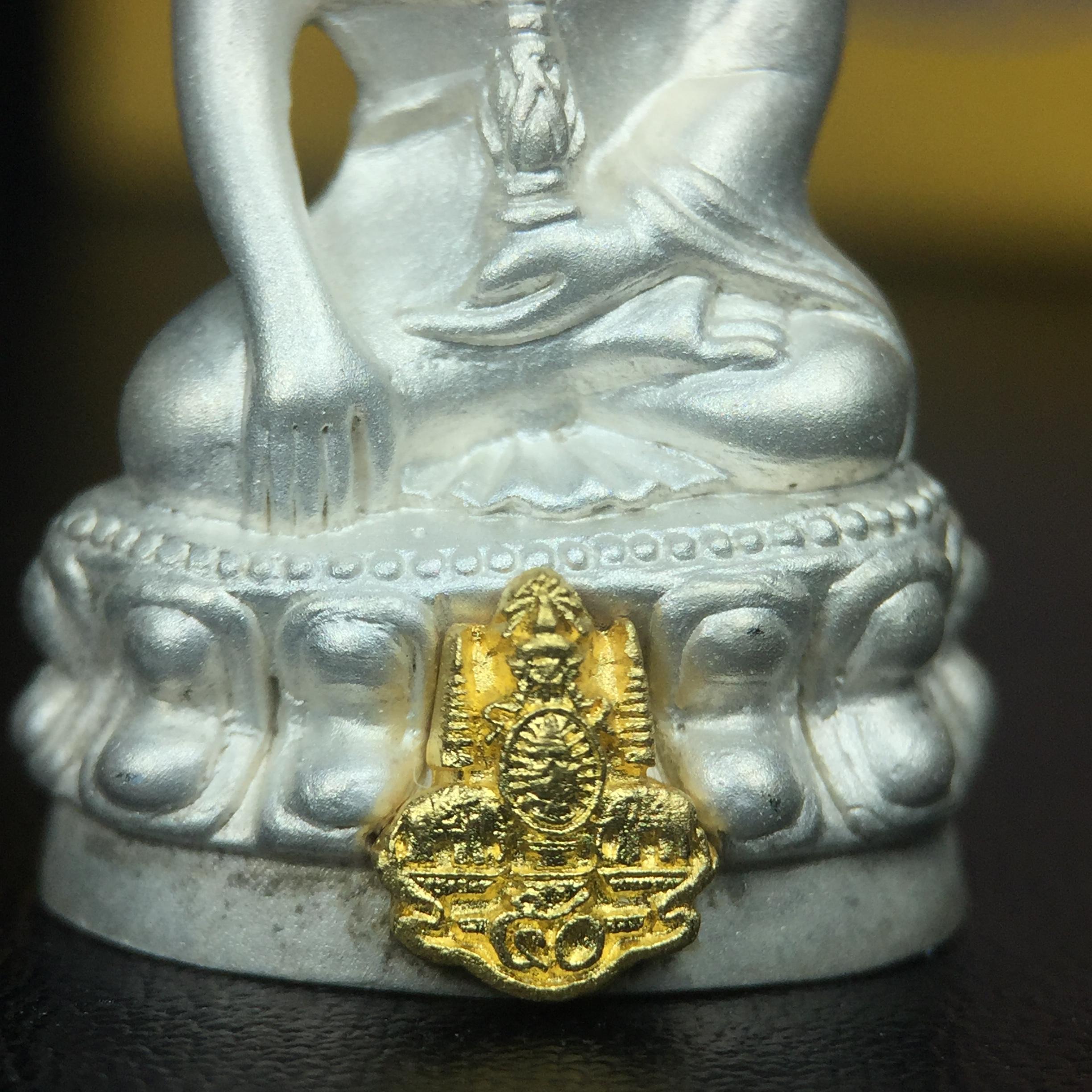 พระกริ่งสมเด็จญาณ วัดบวรนิเวศวิหาร เนื้อเงินบริสุทธิ์ 92.5% ตรากาญจนาภิเษกทองคำ(เนื้อทองคำแท้) พระราชทานแจกเมื่อ 3 ตุลาคม 2538 จัดสร้างในวโรกาส สมเด็จพระญาณสังวร สมเด็จพระสังฆราช ฉลองพระชนมายุครบ 82 พรรษา และฉลองครองราชสมบัติครบ 50 ปี รัชกาลที่ 9(หายาก)