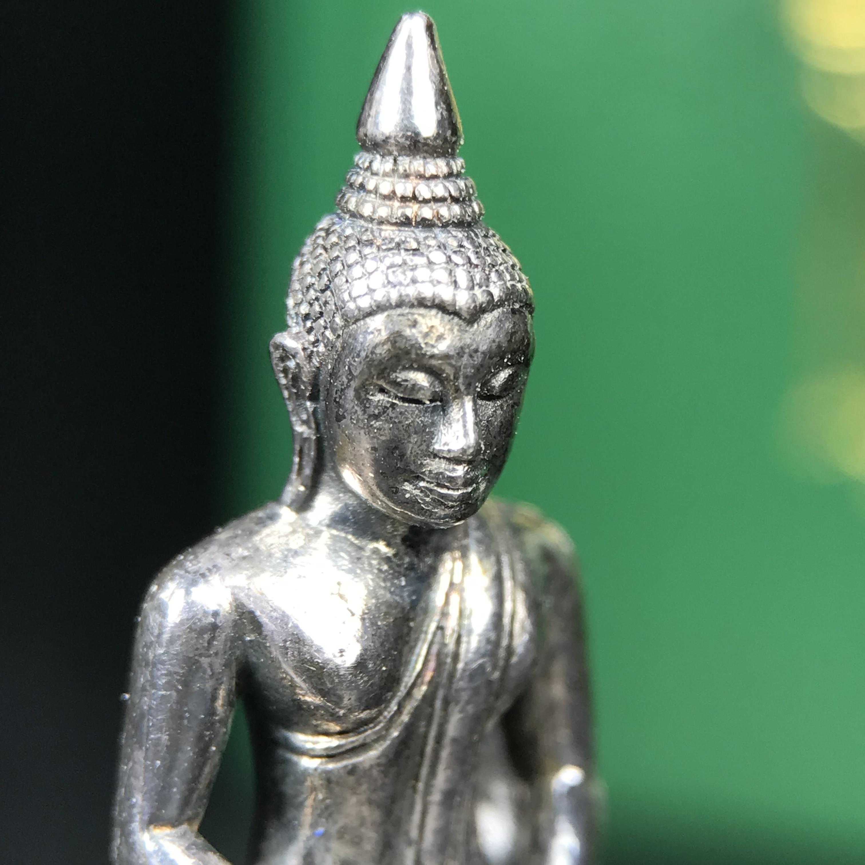 พระพุทธโสธร รุ่น กศก. 120 ปี เนื่องในโอกาสครบ 120 ปี กรมศุลกากร กระทรวงการคลัง จัดสร้าง ปี 2537 เนื้อเงินบริสุทธิ์ 99.9% ผิวขัดเงาลงดำ(เข้มขลัง)(งานบริษัท แพรนด้า จิวเวลรี่)สวยงดงาม ทรงคุณค่า