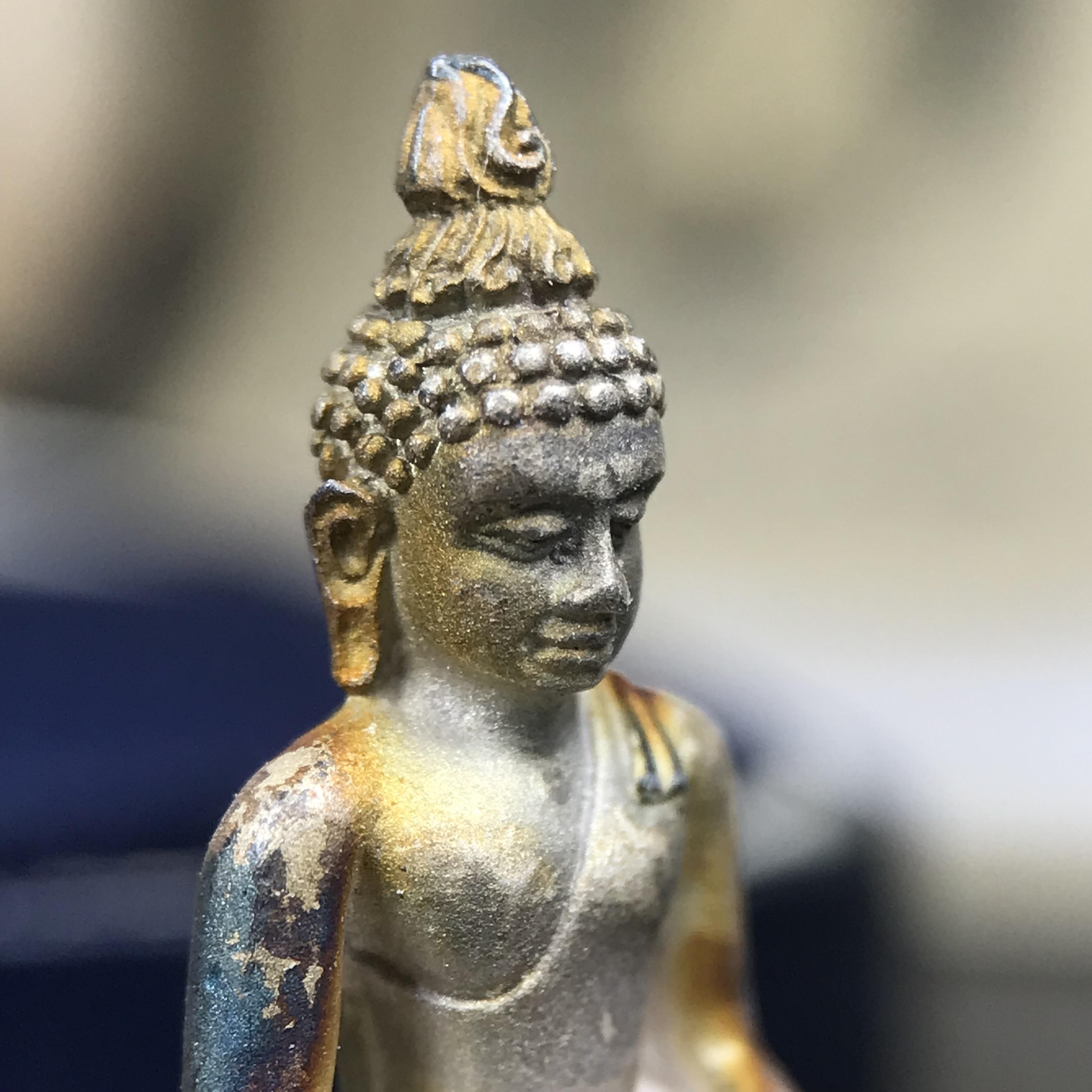 พระกริ่งไพรีพินาศ ญสส.มูลนิธิพิทักษ์ดวงตาประชาชน ฉลองศิริราชสมบัติครองราชย์ 50 ปี รัชกาลที่ 9 เนื้อเงินบริสุทธิ์ 99.9% (เนื้อเงินผิวเดิมติดรุ้งๆสวยเดิม)ขนาดสูง 2.8 ซม. พร้อมกล่องบรรจุเดิมและการ์ดใบรับรองเดิมครบสมบูรณ์(องค์หมายเลข ๒๓๒๗)