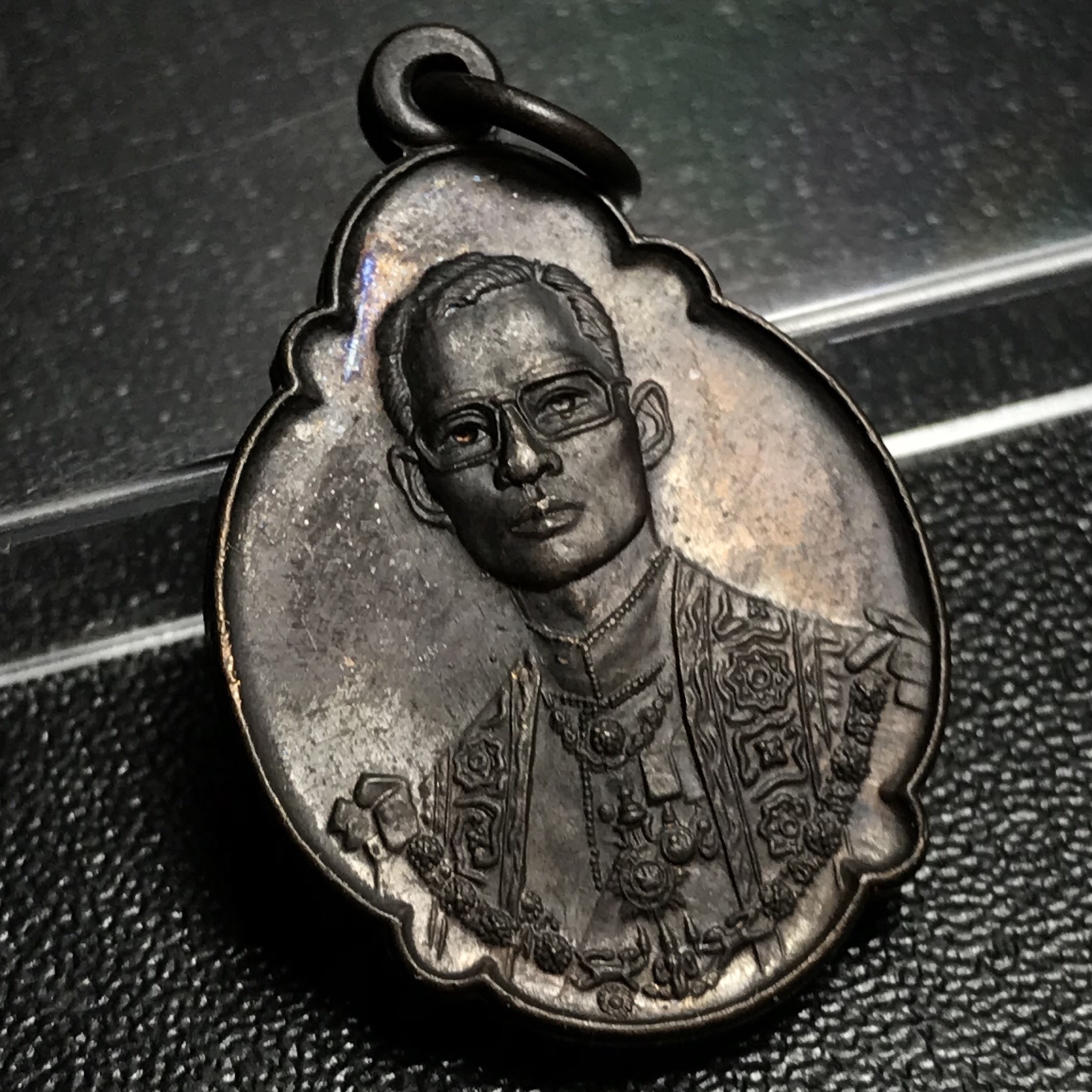 เหรียญ ร.9 ทรงเฉลิมพระชนมพรรษาครบ 4 รอบ ปี2518 (เนื้อทองแดงบล็อกวงเดือนล่าง)หายากนิยมที่สุด