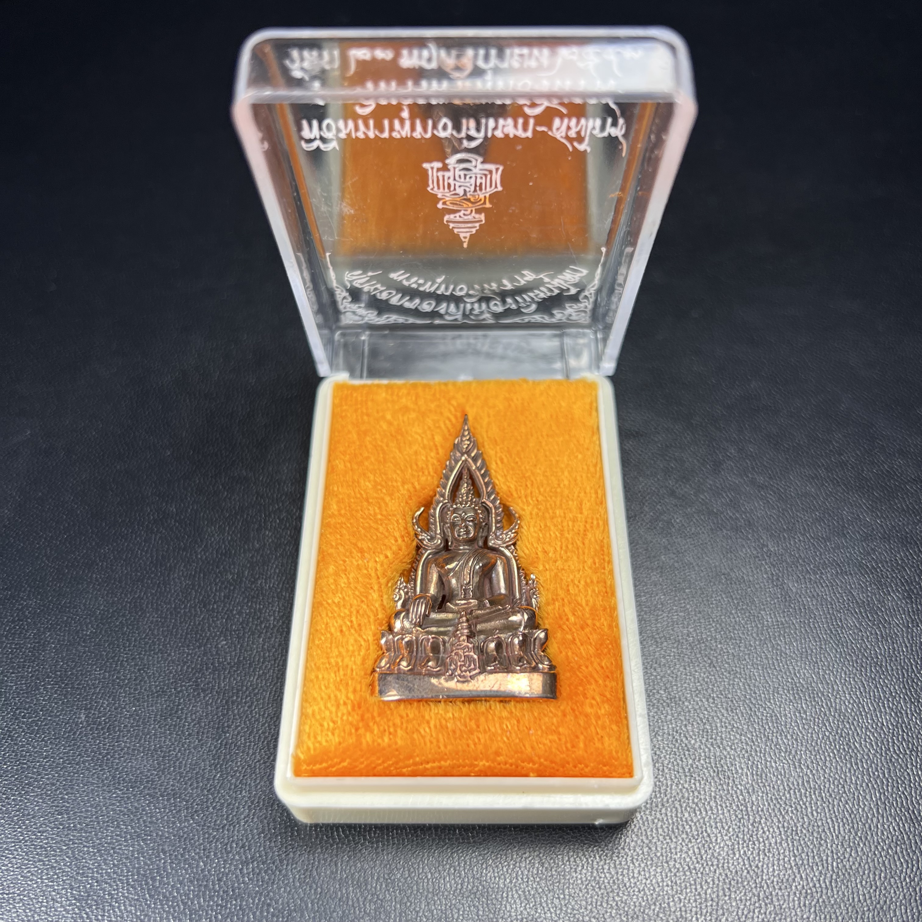 พระพุทธชินราช ญสส. วัดพระศรีมหาธาตุ จ.พิษณุโลก ปี2543 กริ่งชินราชเนื้อนวโลหะเต็มสูตร (ผสมทองคำ 2 บาท ต่อน้ำหนักเนื้อ 1 กิโลกรัม) พิธีใหญ่ รุ่นแรกและรุ่นเดียวที่ หลวงปู่หมุน ฐิตสีโล วัดบ้านจาน มาร่วมปลุกเสก(องค์หมายเลข ๘๐๔ เลขสวย)(1 ใน 2543 องค์)นิยมหายาก