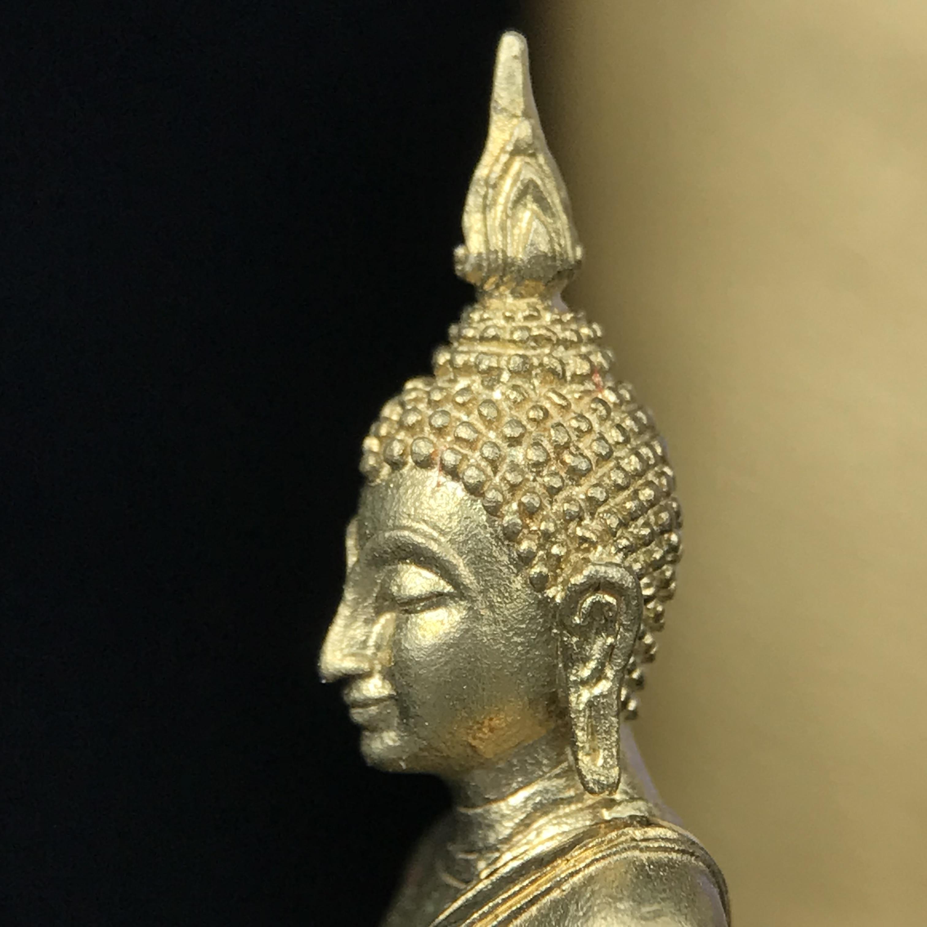 พระกริ่งพระพุทธนวราชบพิตร ตรากาญจนาภิเษกครองสิริราชสมบัติครบ 50 ปี รัชกาลที่ 9 ปี 2540 เนื้อทอง93(หายากพบเจอน้อยมาก) ขนาดสูง 3.2 ซม. พุทธศิลป์สวยงดงามและพิธีใหญ่วัดพระแก้ว(พุทธนวราชบพิตร นิมิตรหมายแห่งความสามัคคี ด้วยไมตรีแห่งองค์พระภูมิพล)