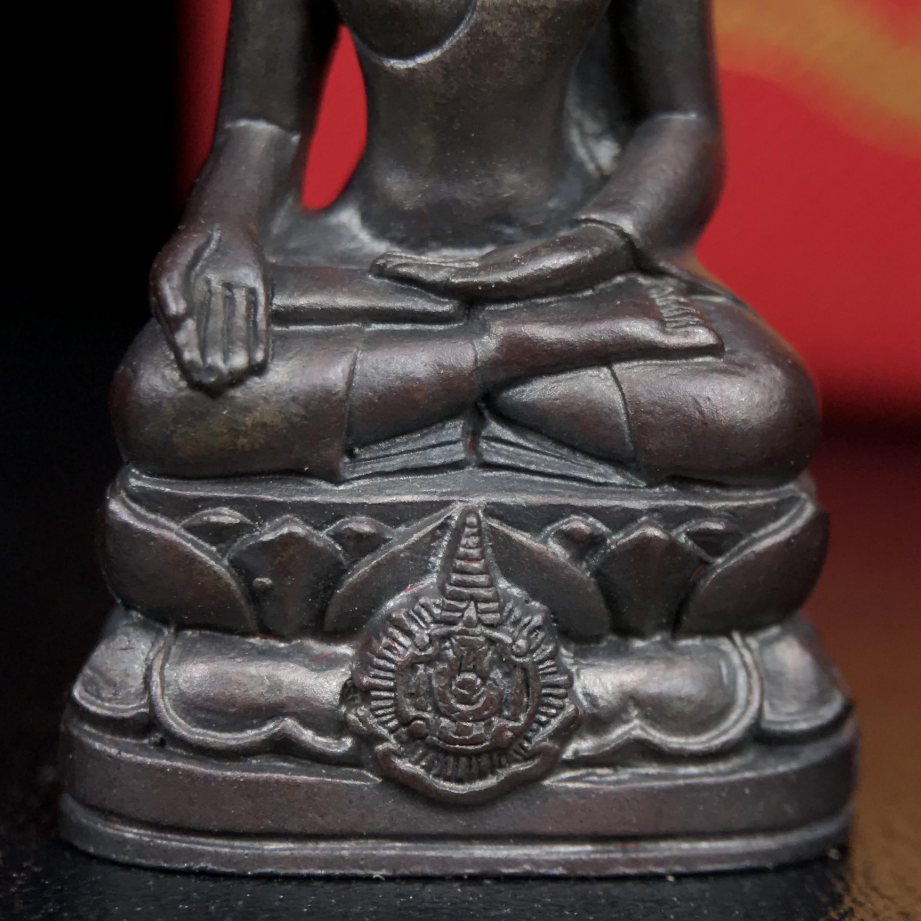 พระกริ่งไพรีพินาศ บรรจุเหล็กไหล ครั้งแรกและครั้งเดียวในประวัติศาสตร์ เฉลิมพระเกียรติ พระบาทสมเด็จพระเจ้าอยู่หัวรัชกาลที่9 พระชนมพรรษา 6 รอบ ปี2542 เนื้อนวโลหะผสมทองคำ(บรรจุเหล็กไหล)ดีนอก-ดีใน พิธีใหญ่ มวลสารเด่น (หายาก)