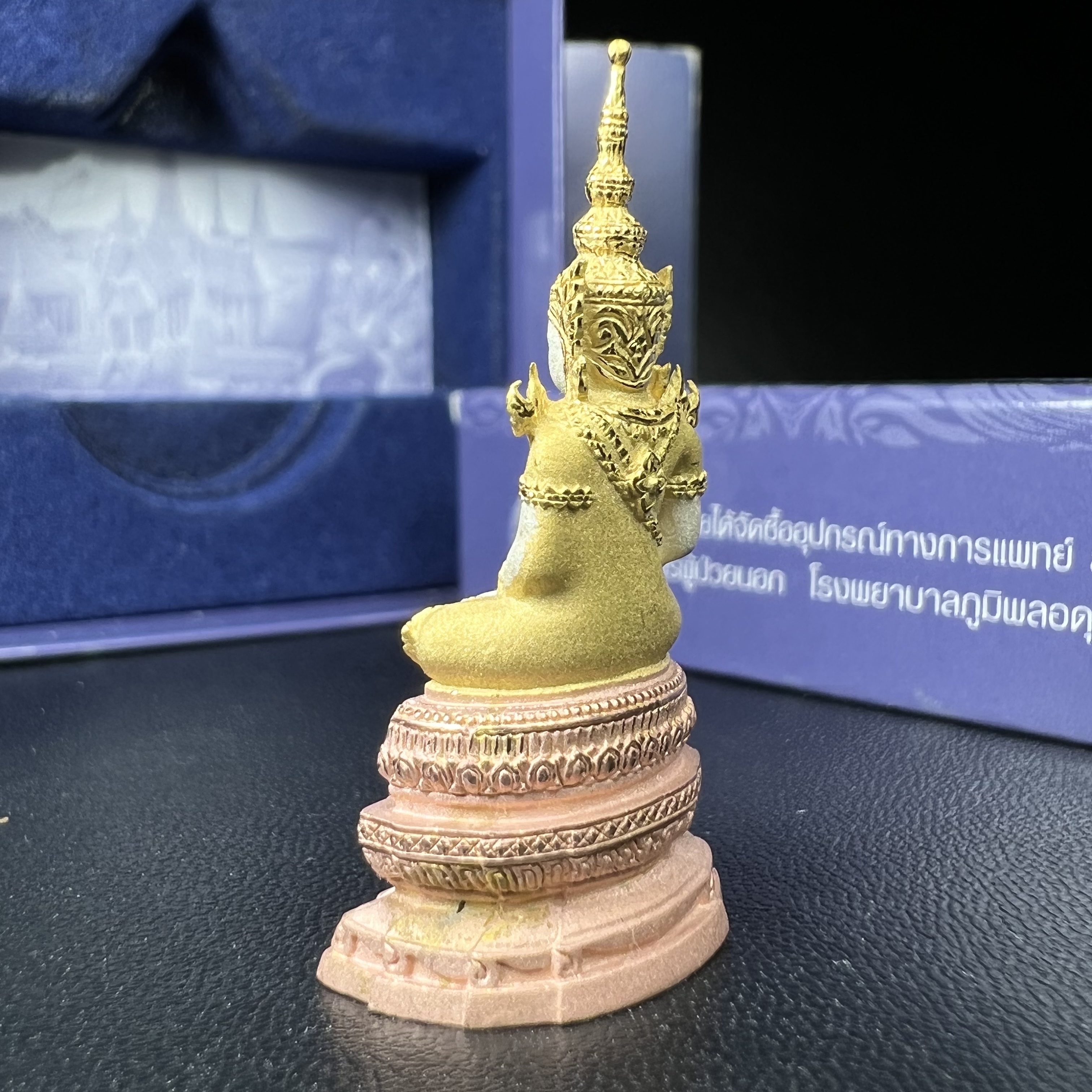 พระแก้วมรกต ภปร. ปี2547 จัดสร้างโดย รพ.ภูมิพลฯ เนื้อเงิน (3 กษัตริย์)ลอยองค์ หน้าตัก 1/2 นิ้ว งดงามทรงคุณค่าอีกหนึ่งรุ่นยอดนิยม หายาก