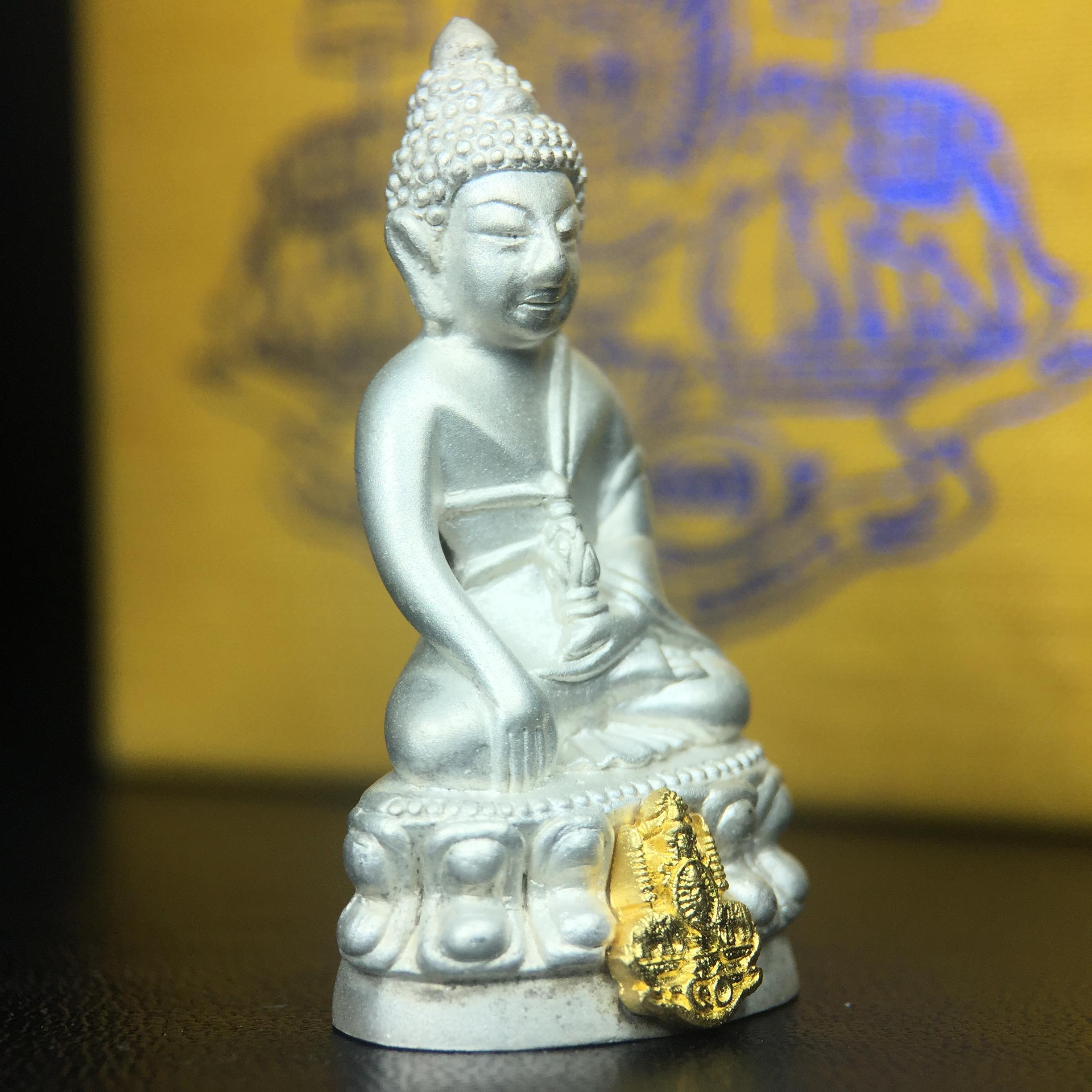 พระกริ่งสมเด็จญาณ วัดบวรนิเวศวิหาร เนื้อเงินบริสุทธิ์ 92.5% ตรากาญจนาภิเษกทองคำ(เนื้อทองคำแท้) พระราชทานแจกเมื่อ 3 ตุลาคม 2538 จัดสร้างในวโรกาส สมเด็จพระญาณสังวร สมเด็จพระสังฆราช ฉลองพระชนมายุครบ 82 พรรษา และฉลองครองราชสมบัติครบ 50 ปี รัชกาลที่ 9(หายาก)