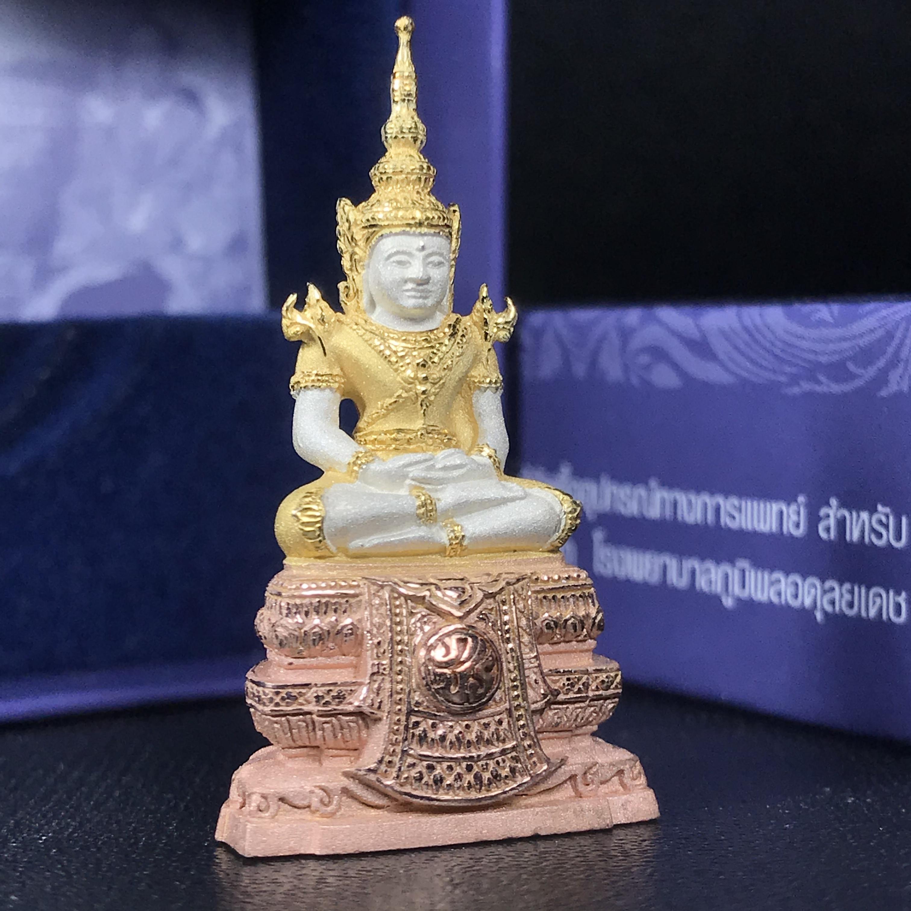 พระแก้วมรกต ภปร. ปี2547 จัดสร้างโดย รพ.ภูมิพลฯ เนื้อเงิน (3 กษัตริย์)ลอยองค์ หน้าตัก 1/2 นิ้ว (สภาพสวย กล่องบรรจุเดิมครบสมบูรณ์) (1ใน3000องค์)องค์หมายเลขมหามงคล 999 (ตองเก้า)เจริญเก้าหน้าในทุกด้าน