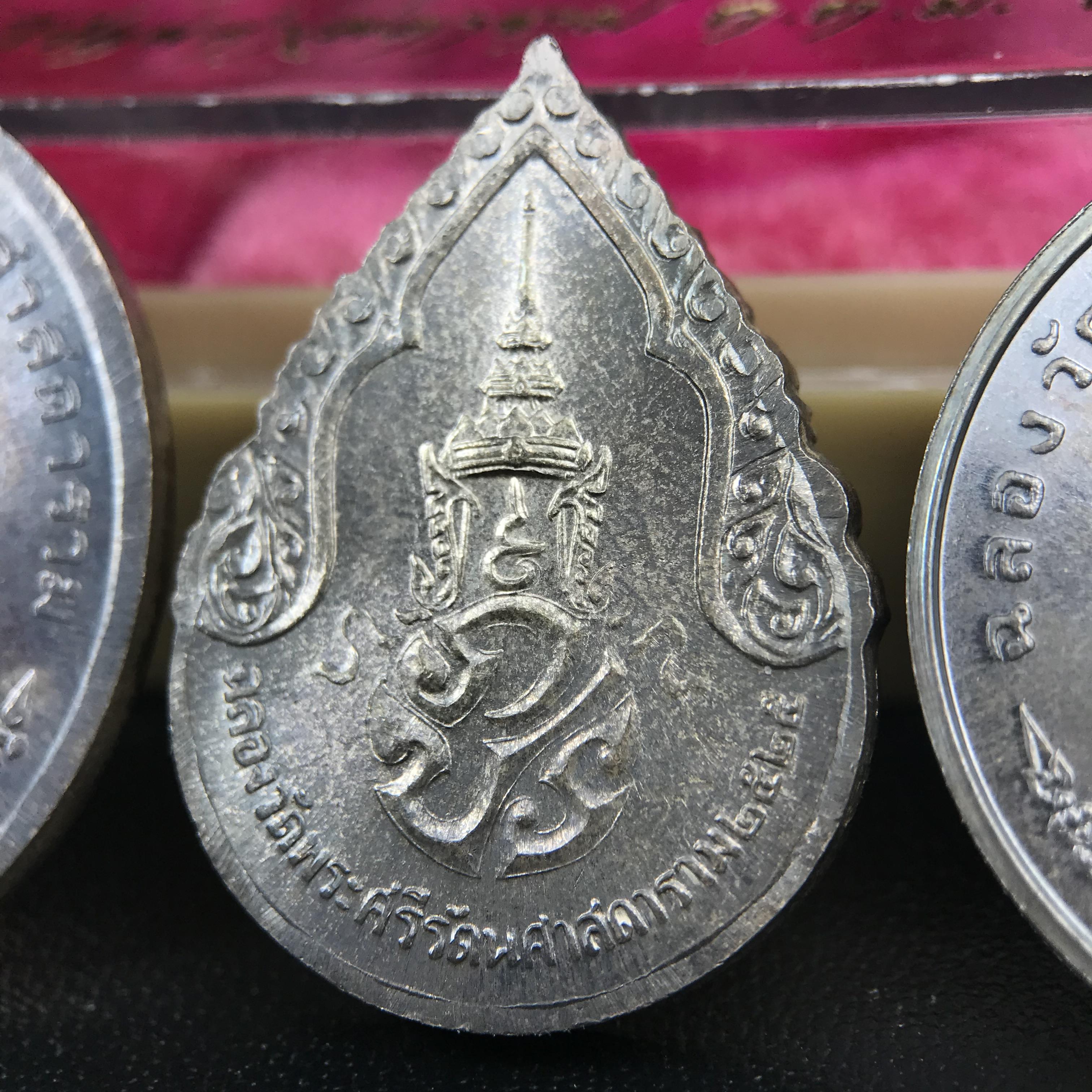 เหรียญพระแก้วมรกตหลัง ภปร. ฉลองกรุงรัตนโกสินทร์ครบ 200 ปี พ.ศ.2525 เนื้อเงิน(ผิวเดิมสวย)กล่องบรรจุเดิมครบ 3พิมพ์ ร้อน ฝน หนาว(บล็อกแรกไม่มีพระราชศรัธานิยม)(ในหลวงรัชกาลที่9 เสด็จในพิธี)พระคู่บ้านคู่เมือง...พระดี...พิธีใหญ่(บล็อกแรกครบชุด ผิวเดิม หายาก)