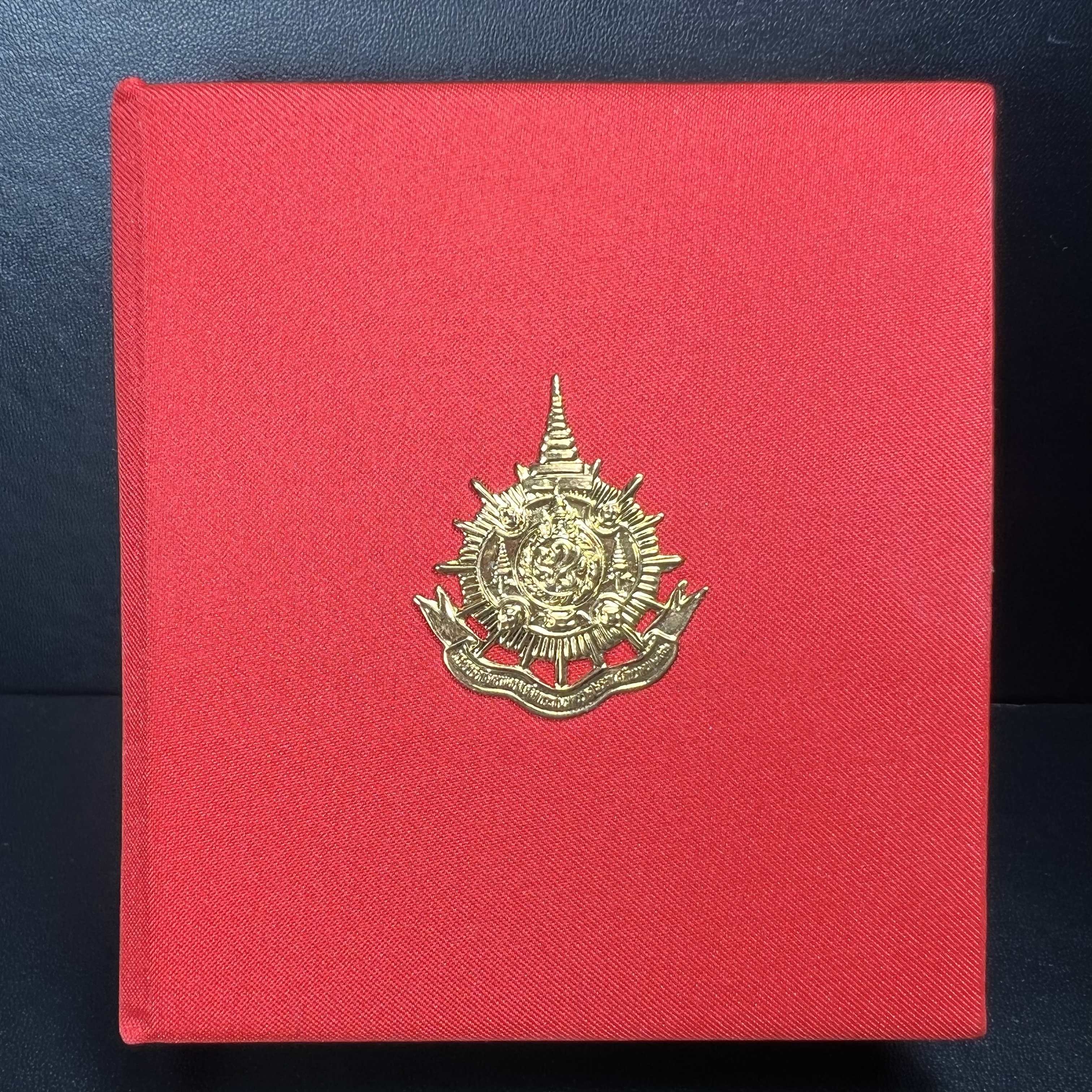 พระพุทธชินราช ภปร. ในวโรกาสเฉลิมพระชนมายุ6รอบ 5ธันวาคม2542 มูลนิธิพิทักษ์ดวงตาประชาชน จัดสร้าง พิมพ์กลาง ขนาดสูง 2.4 ซม. องค์พระเนื้อเงินแบบชุบทองประกายเพชร 3 ไมครอนพร้อมกรอบตลับเงินชุบทองคำบริสุทธิ์ 3 ไมครอน ประดับเพชร CZเกรดนอกพร้อมกล่องบรรจุเดิม(หายาก)