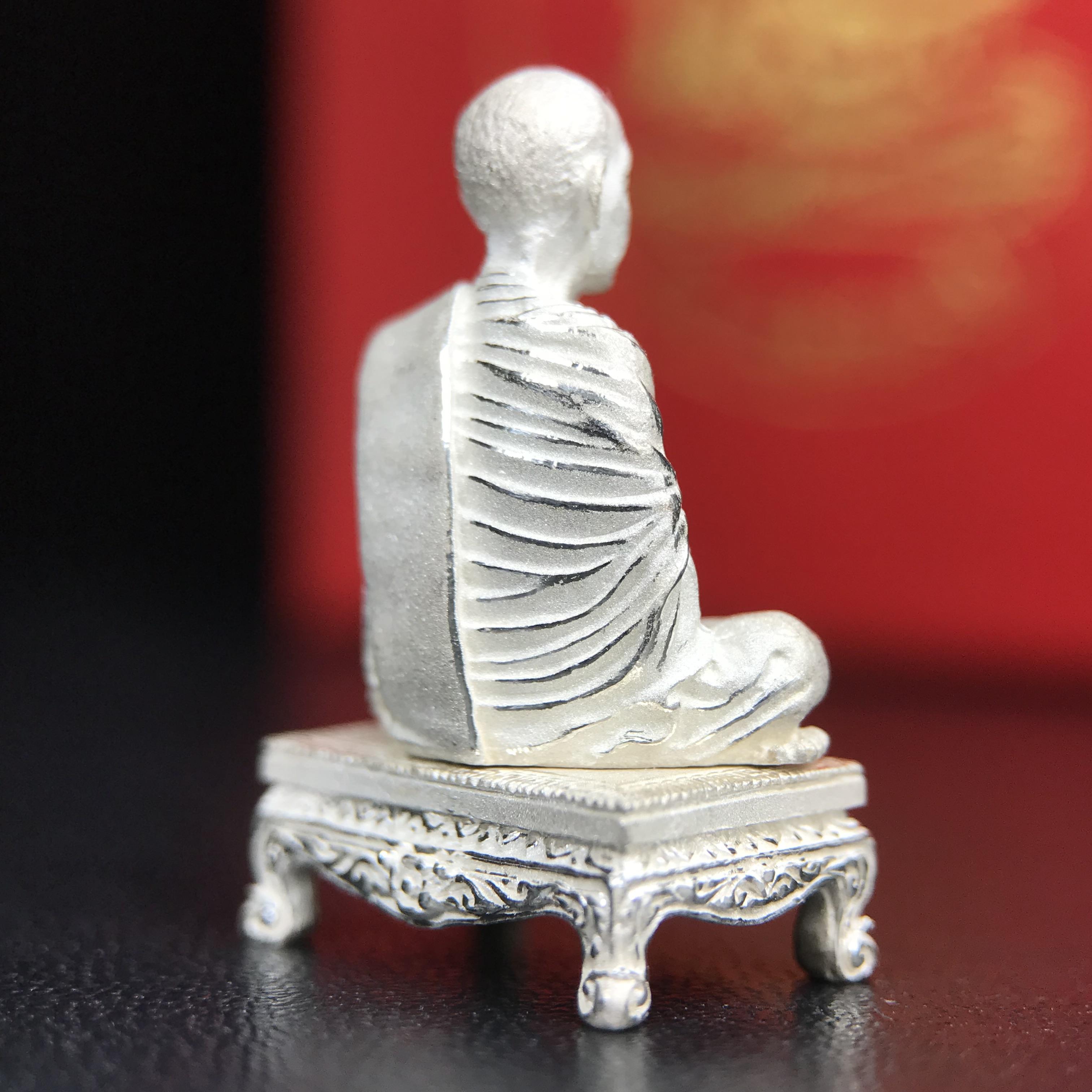 สมเด็จพุฒาจารย์ (โต พรหมรังสี) อนุสรณ์ 128 ปี สมเด็จพระญาณสังวร สมเด็จพระสังฆราช ทรงเมตตาอธิฐานจิต ปี 2543 มหาพุทธาภิเษก 3วาระ รูปเหมือนลอยองค์พิมพ์ใหญ่เนื้อเงิน ขนาด 1.5 x 2.5 ซม. ทรงคุณค่าทั้งด้านความงานด้านพุทธศิลป์ และพุทธคุณ(องค์หมายเลข ๑๐๘(เลขสวย)