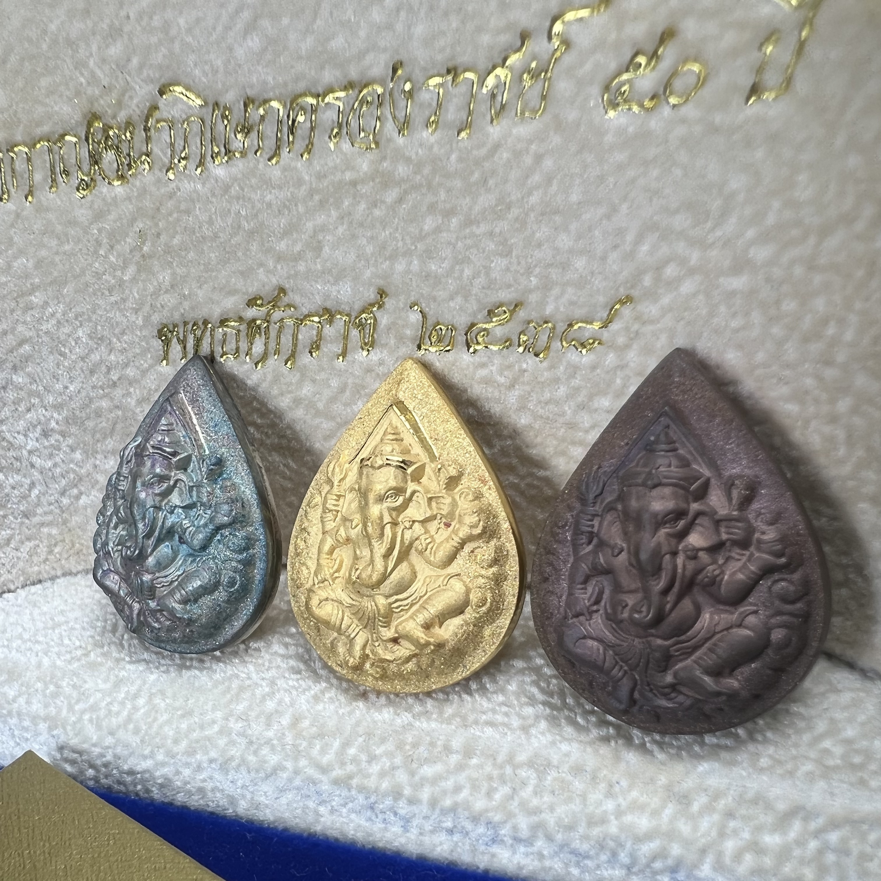 เหรียญพระพิฆเนศวร ญสส. ชุดกาญจนาภิเษกครองราชย์ 50 ปี พุทธศักราช 2538 วัดบวรนิเวศวิหาร ชุดทองคำพิมพ์ใหญ่(2.9 ซม.)(เนื้อทองคำ+เนื้อเงิน+เนื้อทองทิพย์) สภาพสวยเดิมพร้อมกล่องบรรจุเดิม ตอกโค๊ดหมายเลขกำกับ 634(พิธีใหญ่ พุทธศิลป์งดงาม)(นิยมหายาก)1 ใน 939 ชุด