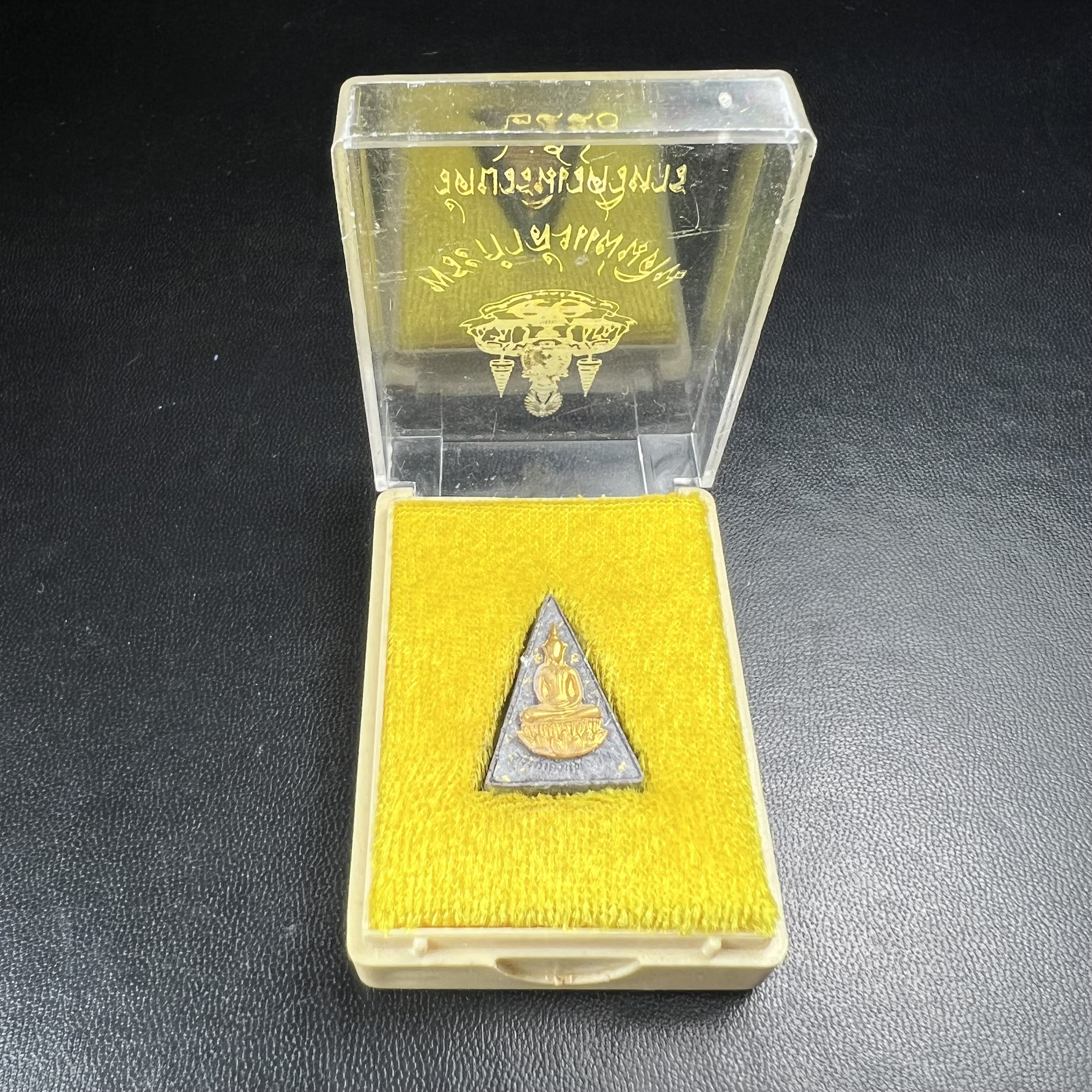 พระกำลังแผ่นดิน พระราชทาน วัดบวรนิเวศวิหาร ปี 2539 พิมพ์เล็กหน้ากากทองคำ (ในหลวง รัชกาลที่ 9 พระราชทานมวลสารจิตรลดา)นิยมหายาก